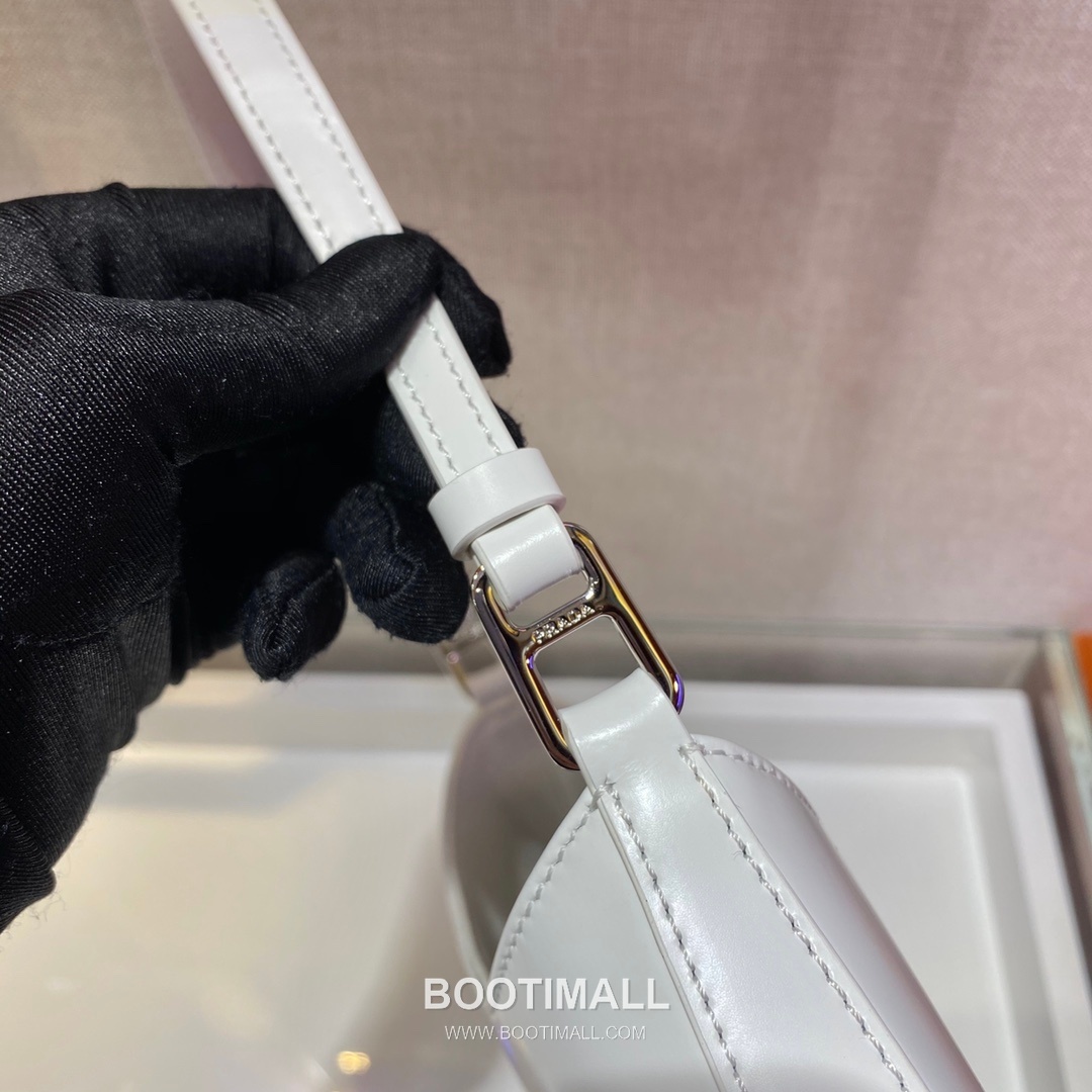 Prada Smooth Calfskin Shoulder Bag with Vintage Curved Shape and Zip Detail 프라다 스무스 카프스킨 빈티지커브 지퍼 숄더백 1BC499 26.5cm 7