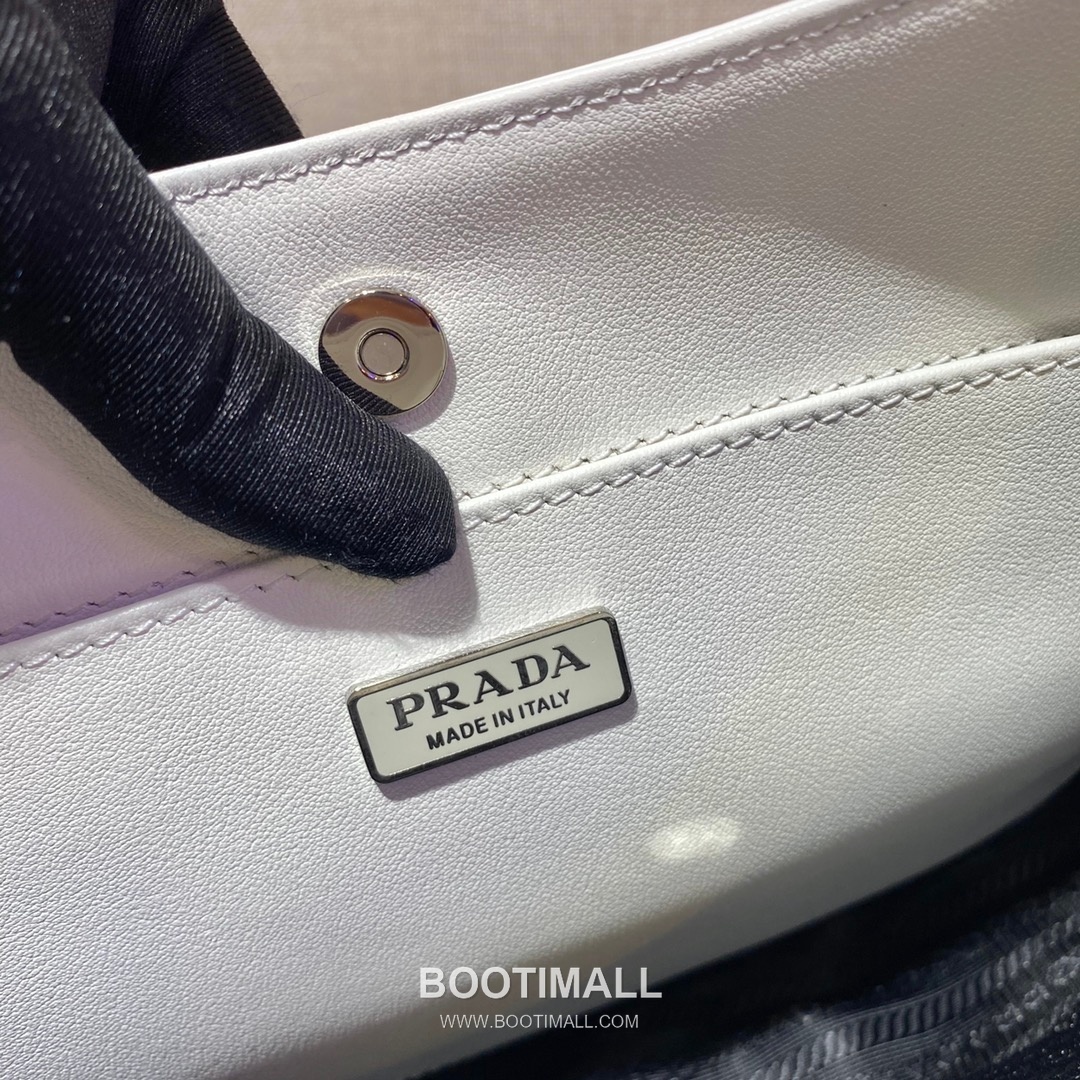 Prada Smooth Calfskin Shoulder Bag with Vintage Curved Shape and Zip Detail 프라다 스무스 카프스킨 빈티지커브 지퍼 숄더백 1BC499 26.5cm 9