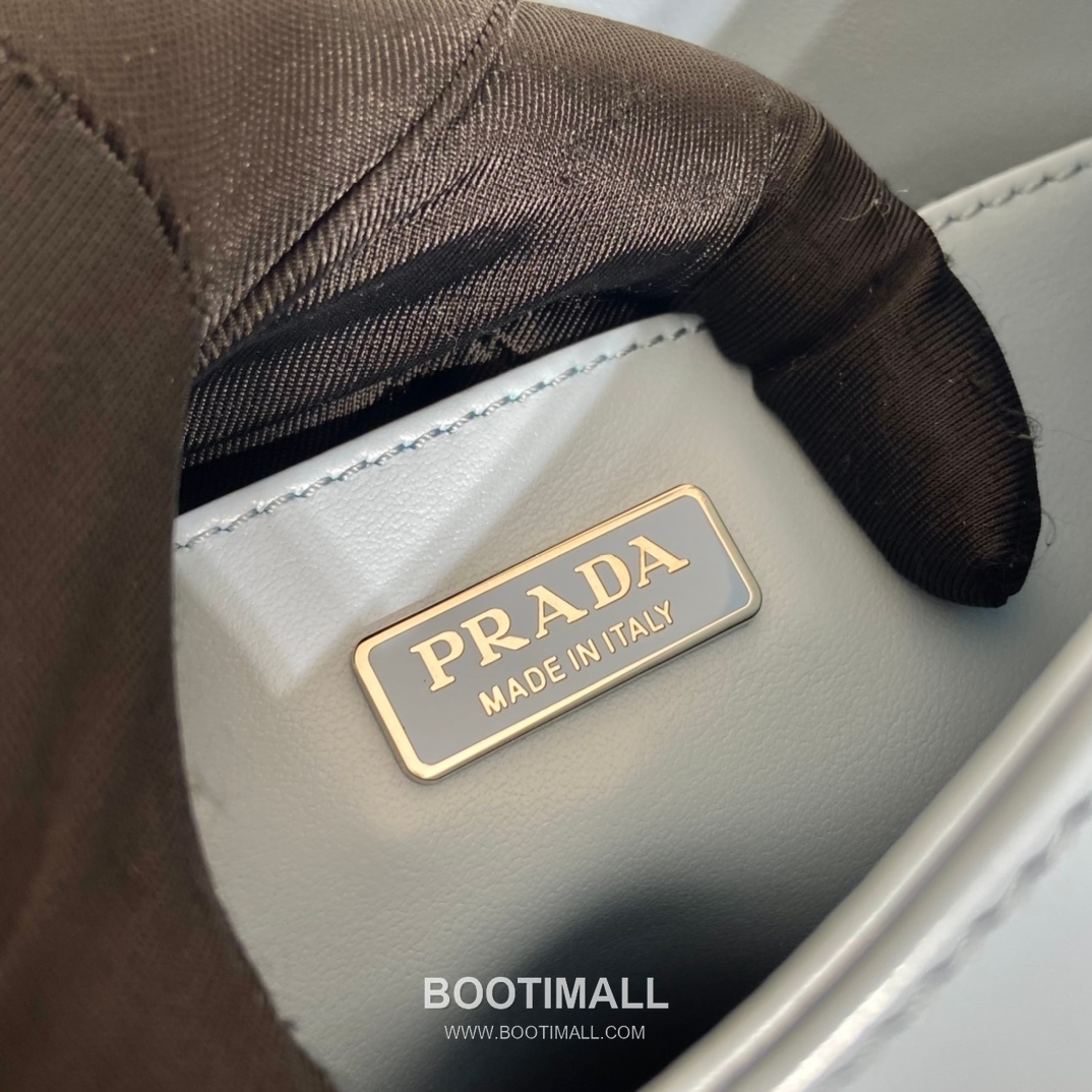 Prada Smooth Calfskin Shoulder Bag with Vintage Curved Shape and Zip Detail 프라다 스무스 카프스킨 빈티지커브 지퍼 숄더백 1BC499 26.5cm 9