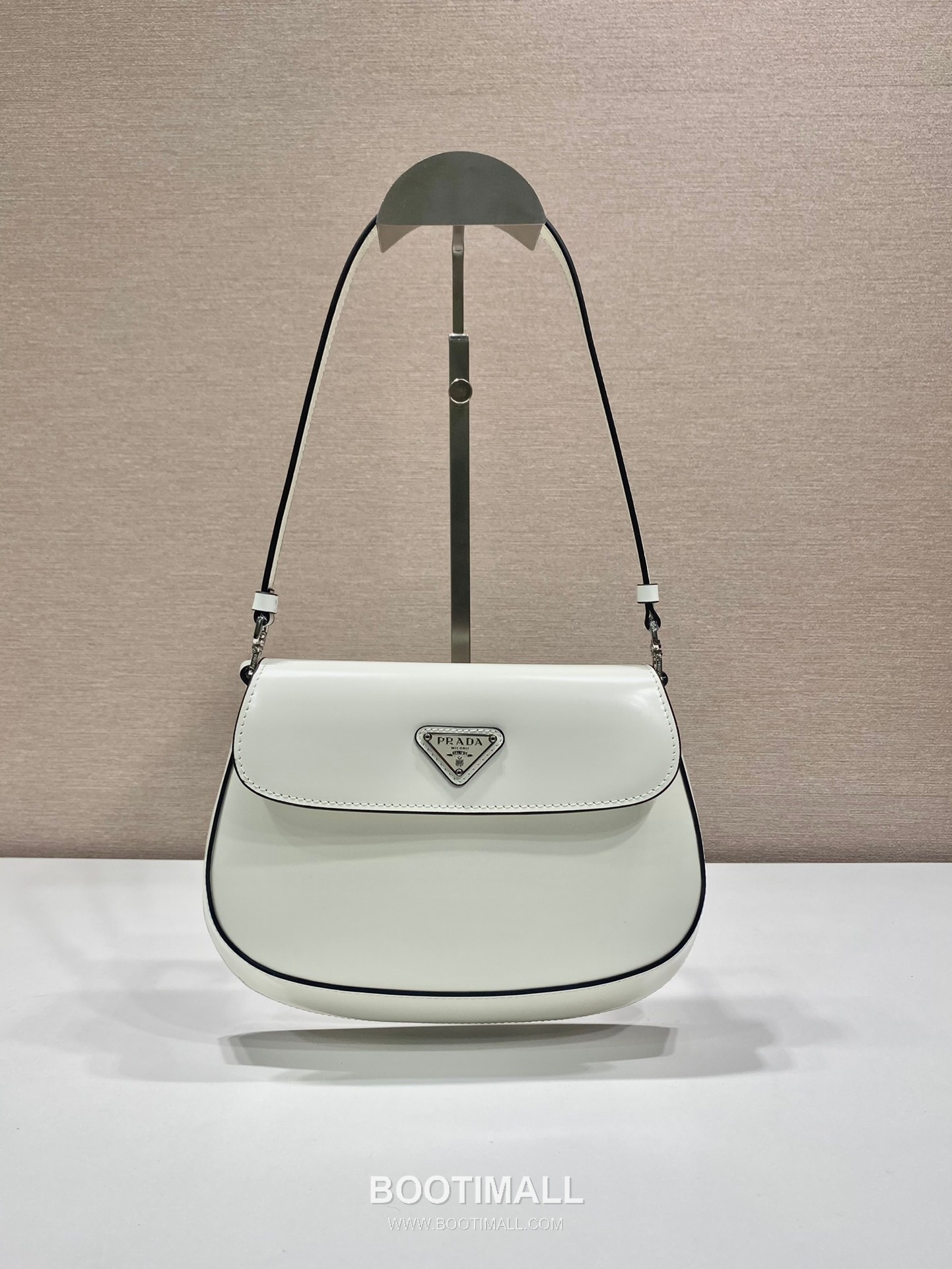 Prada Smooth Calfskin Flap Shoulder Bag with Vintage Curved Shape Detail 프라다 스무스 카프스킨 플랩 빈티지커브 숄더백 1BD311 23cm 1