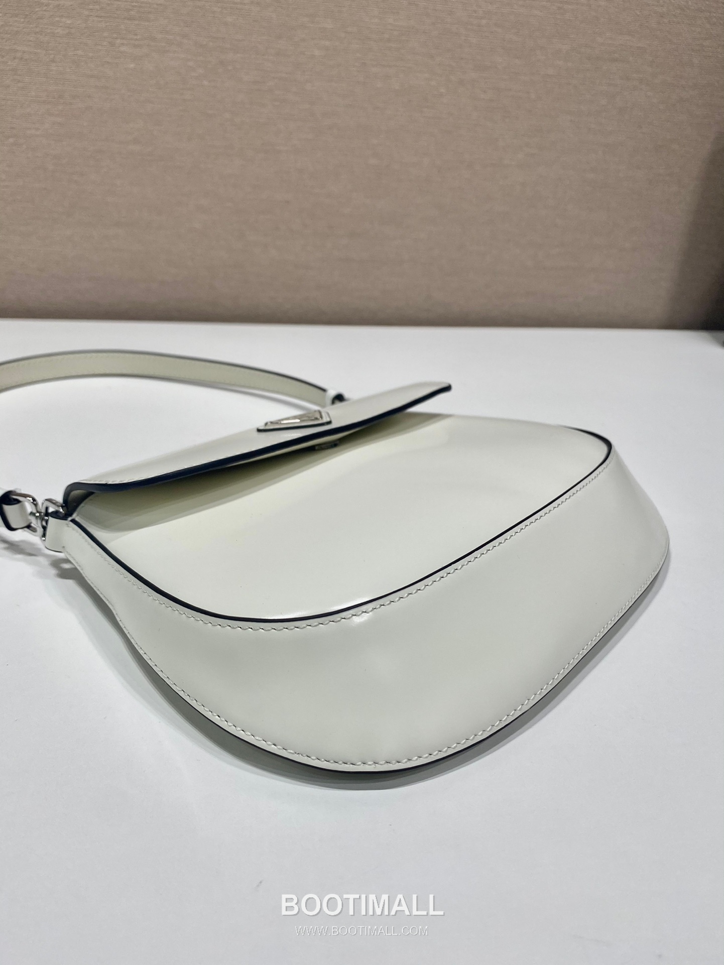 Prada Smooth Calfskin Flap Shoulder Bag with Vintage Curved Shape Detail 프라다 스무스 카프스킨 플랩 빈티지커브 숄더백 1BD311 23cm 5