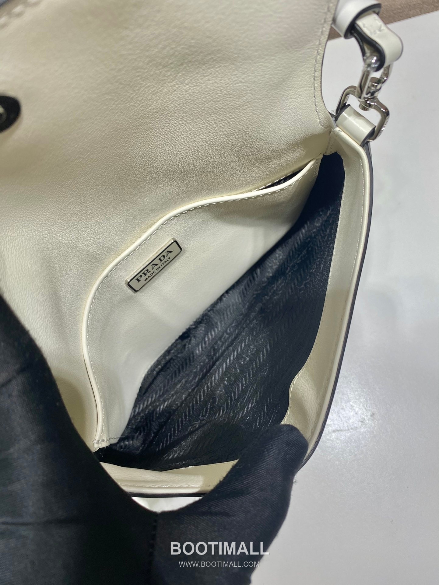 Prada Smooth Calfskin Flap Shoulder Bag with Vintage Curved Shape Detail 프라다 스무스 카프스킨 플랩 빈티지커브 숄더백 1BD311 23cm 9