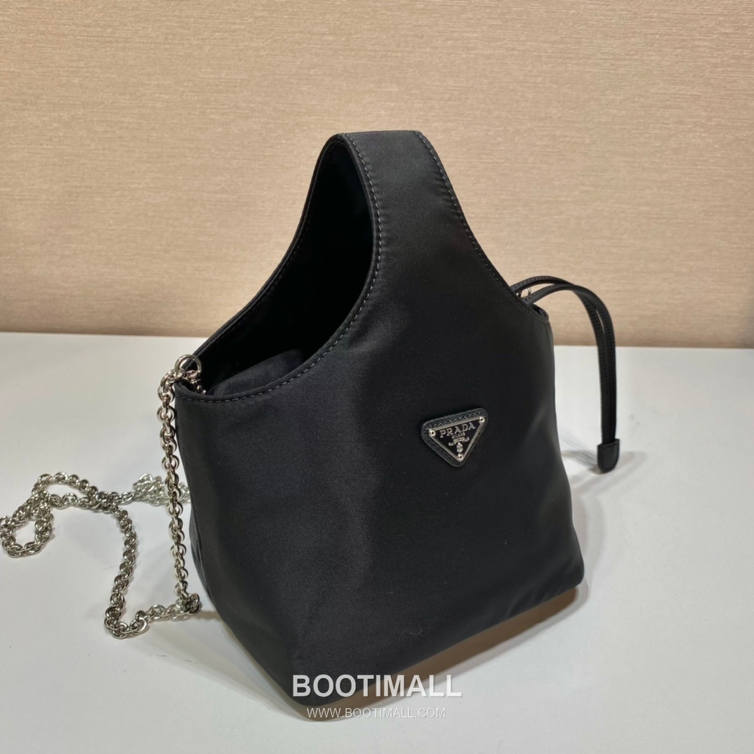 Prada Nylon Bucket Bag with Drawstring Closure and Chain Strap Detail 프라다 나일론 드로스트링 체인스트랩 버킷백 1BG036 18cm 4