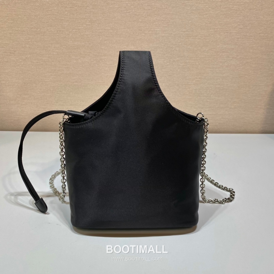 Prada Nylon Bucket Bag with Drawstring Closure and Chain Strap Detail 프라다 나일론 드로스트링 체인스트랩 버킷백 1BG036 18cm 5