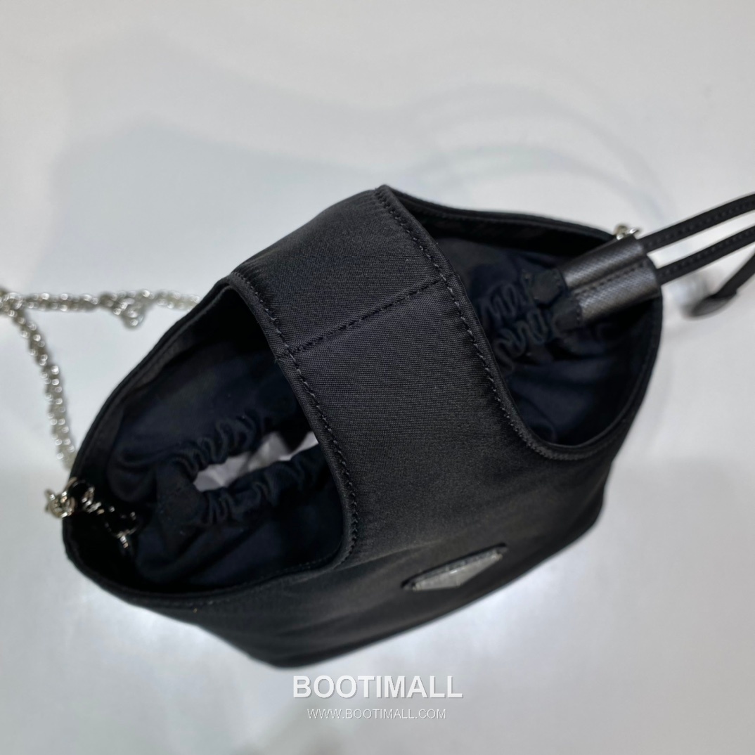 Prada Nylon Bucket Bag with Drawstring Closure and Chain Strap Detail 프라다 나일론 드로스트링 체인스트랩 버킷백 1BG036 18cm 6
