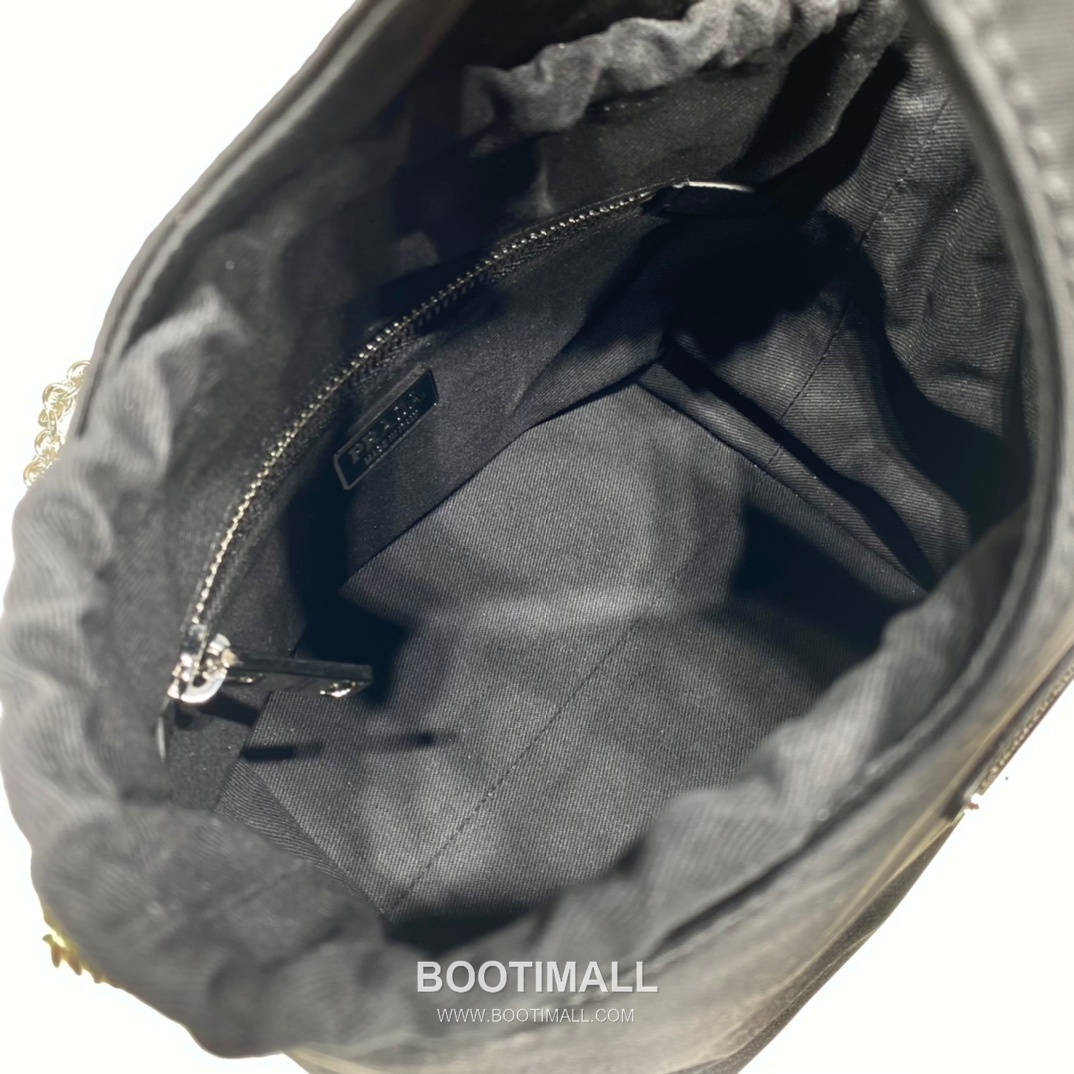 Prada Nylon Bucket Bag with Drawstring Closure and Chain Strap Detail 프라다 나일론 드로스트링 체인스트랩 버킷백 1BG036 18cm 9