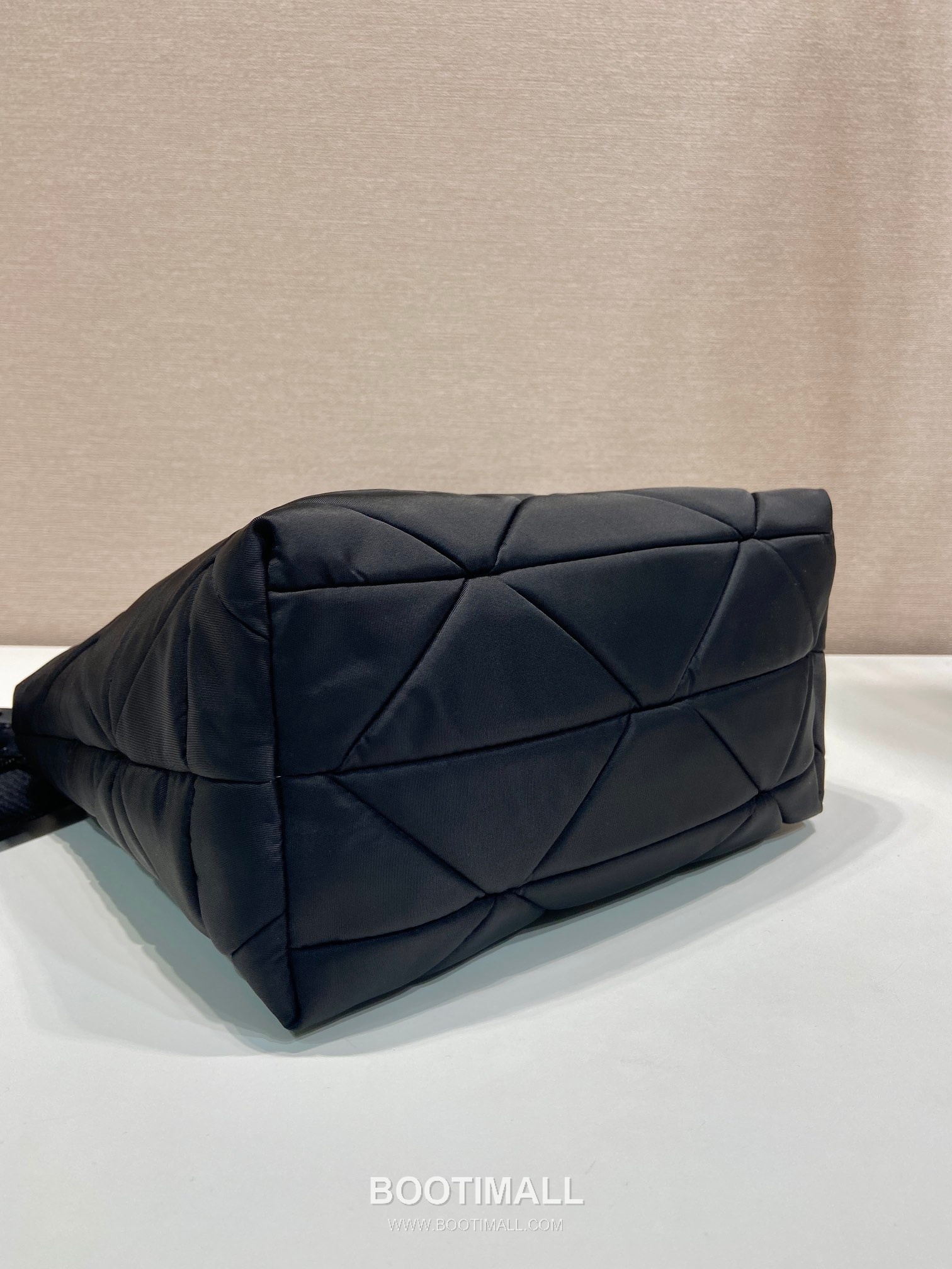 Prada System Calfskin Tote Bag with Triangle Stitching and Detachable Pouch Strap Detail 프라다 시스템 카프스킨 삼각스티치 파우치스트랩 토트백 1BG380A 25cm 5