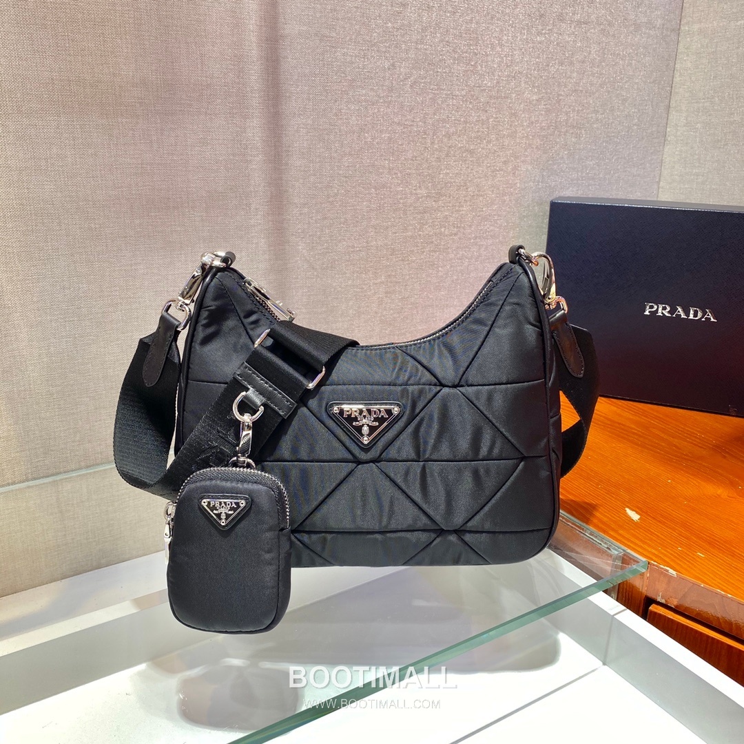 Prada Nylon Shoulder Bag with Quilted Pattern and Detachable Pouch Detail 프라다 나일론 퀼팅패턴 파우치포함 숄더백 1BC151 24cm 2