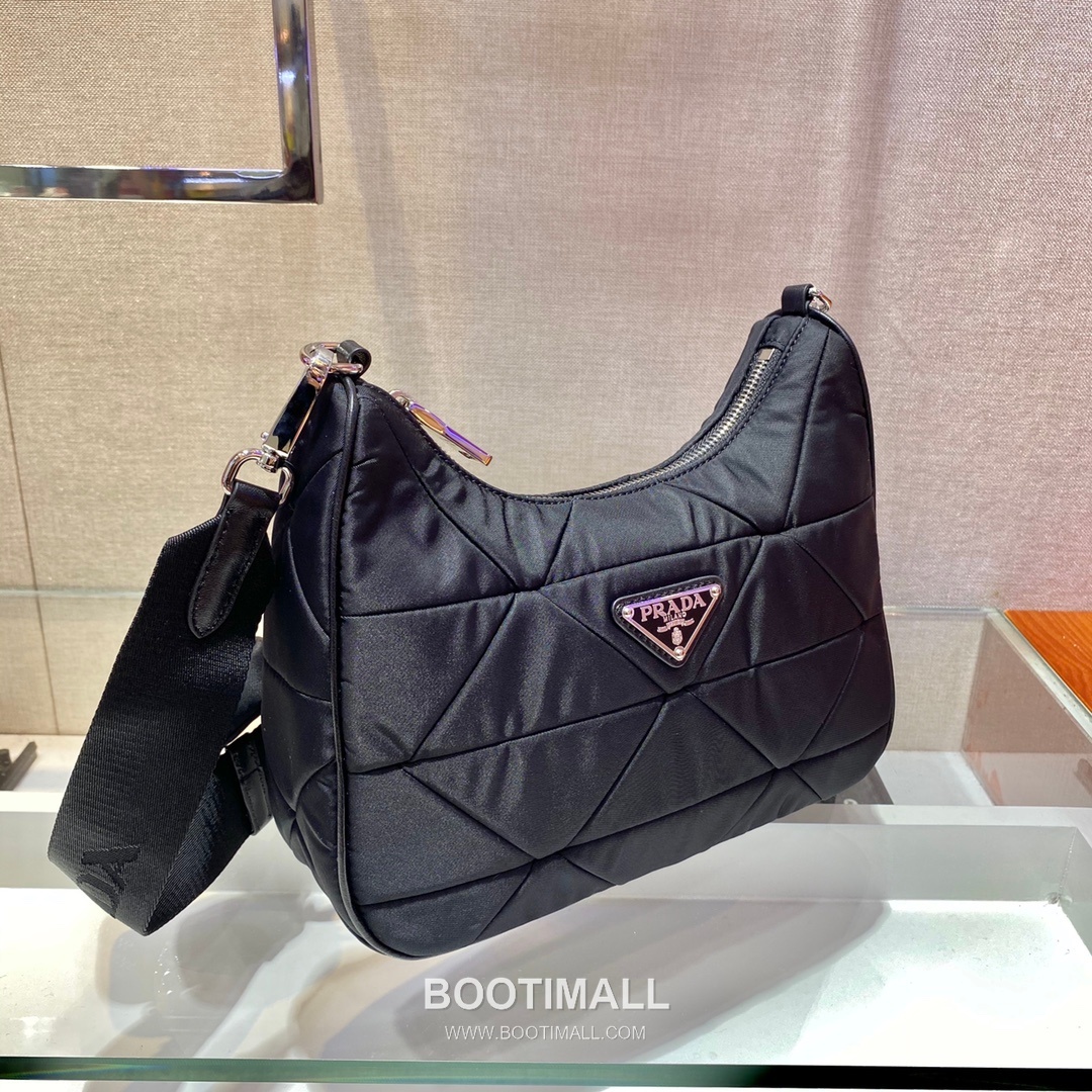 Prada Nylon Shoulder Bag with Quilted Pattern and Detachable Pouch Detail 프라다 나일론 퀼팅패턴 파우치포함 숄더백 1BC151 24cm 4