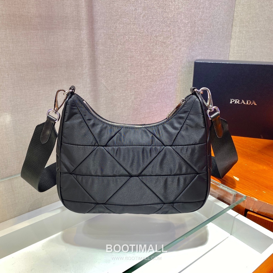 Prada Nylon Shoulder Bag with Quilted Pattern and Detachable Pouch Detail 프라다 나일론 퀼팅패턴 파우치포함 숄더백 1BC151 24cm 5