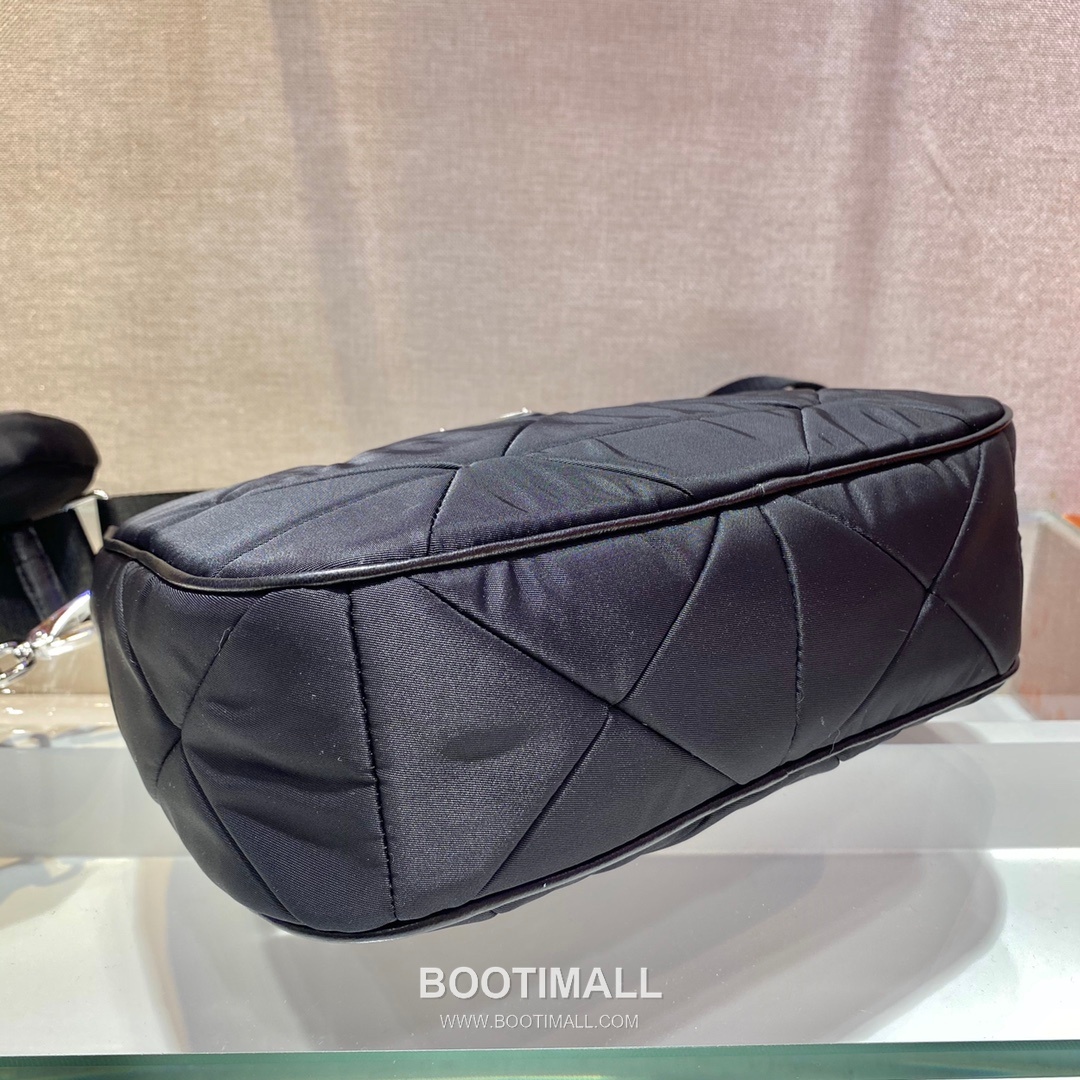 Prada Nylon Shoulder Bag with Quilted Pattern and Detachable Pouch Detail 프라다 나일론 퀼팅패턴 파우치포함 숄더백 1BC151 24cm 6