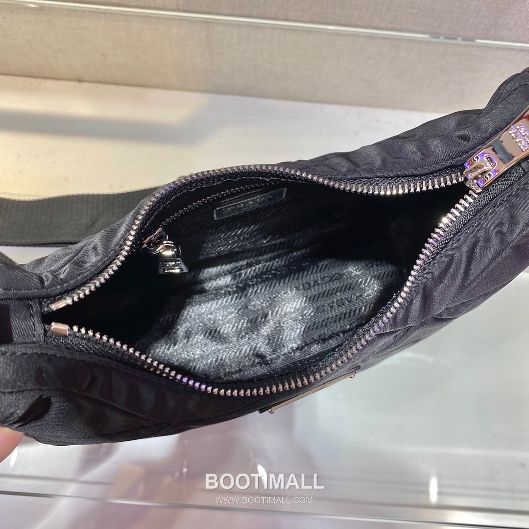 Prada Nylon Shoulder Bag with Quilted Pattern and Detachable Pouch Detail 프라다 나일론 퀼팅패턴 파우치포함 숄더백 1BC151 24cm 8