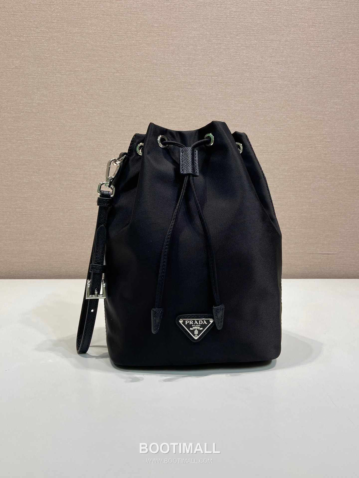 Prada Nylon Drawstring Clutch Bag with Detachable Wrist Strap and Triangle Logo Detail 프라다 나일론 드로스트링 손목스트랩 삼각로고 클러치 1N369 15.5cm 1