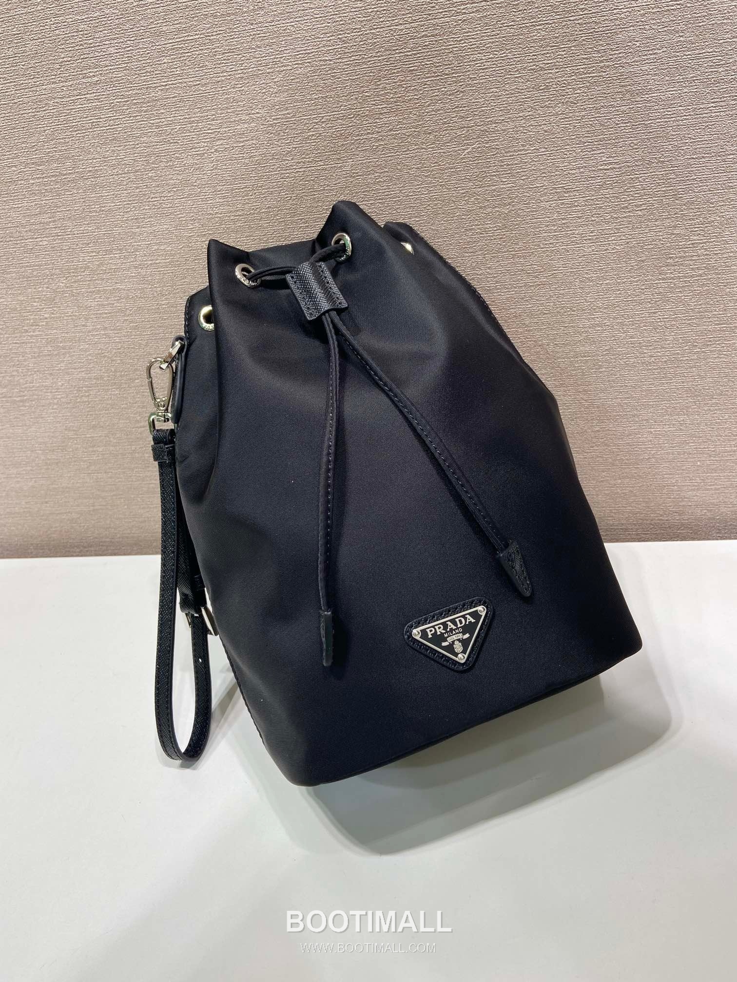 Prada Nylon Drawstring Clutch Bag with Detachable Wrist Strap and Triangle Logo Detail 프라다 나일론 드로스트링 손목스트랩 삼각로고 클러치 1N369 15.5cm 3