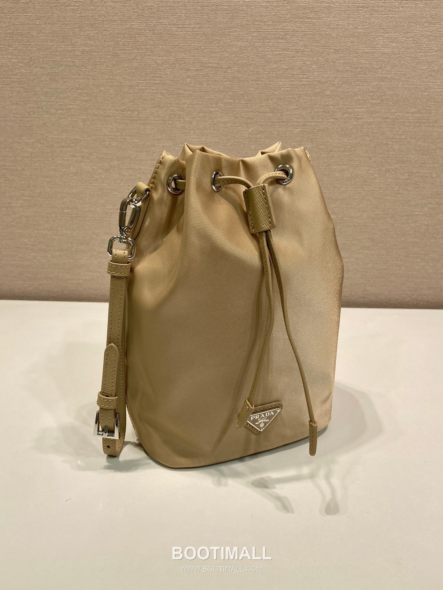 Prada Nylon Drawstring Clutch Bag with Detachable Wrist Strap and Triangle Logo Detail 프라다 나일론 드로스트링 손목스트랩 삼각로고 클러치 1N369 15.5cm 2