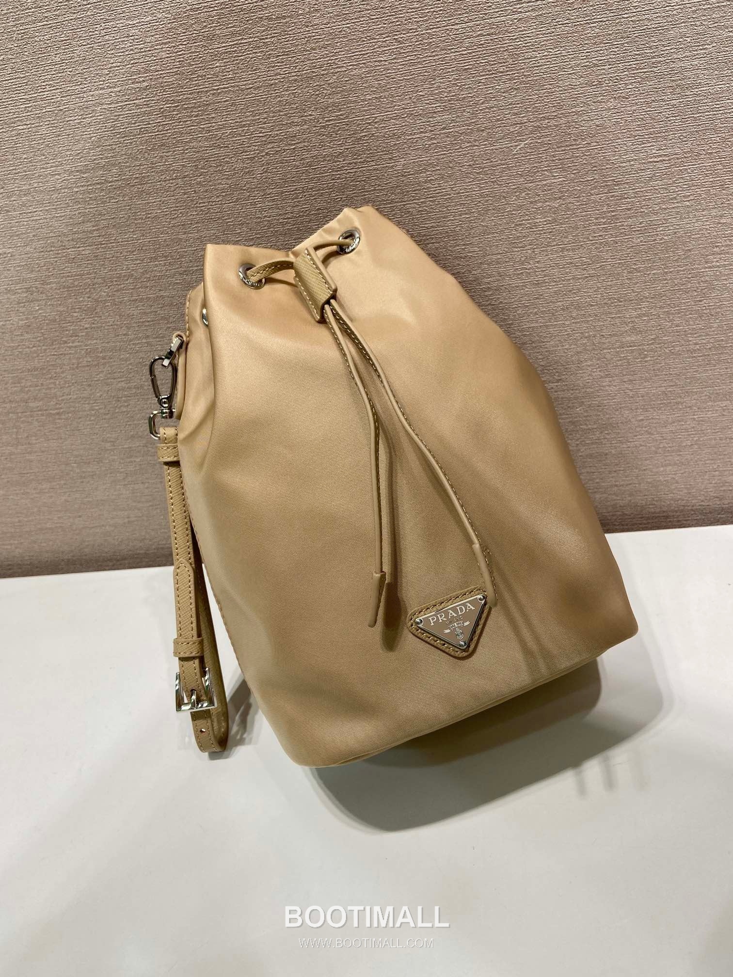 Prada Nylon Drawstring Clutch Bag with Detachable Wrist Strap and Triangle Logo Detail 프라다 나일론 드로스트링 손목스트랩 삼각로고 클러치 1N369 15.5cm 3