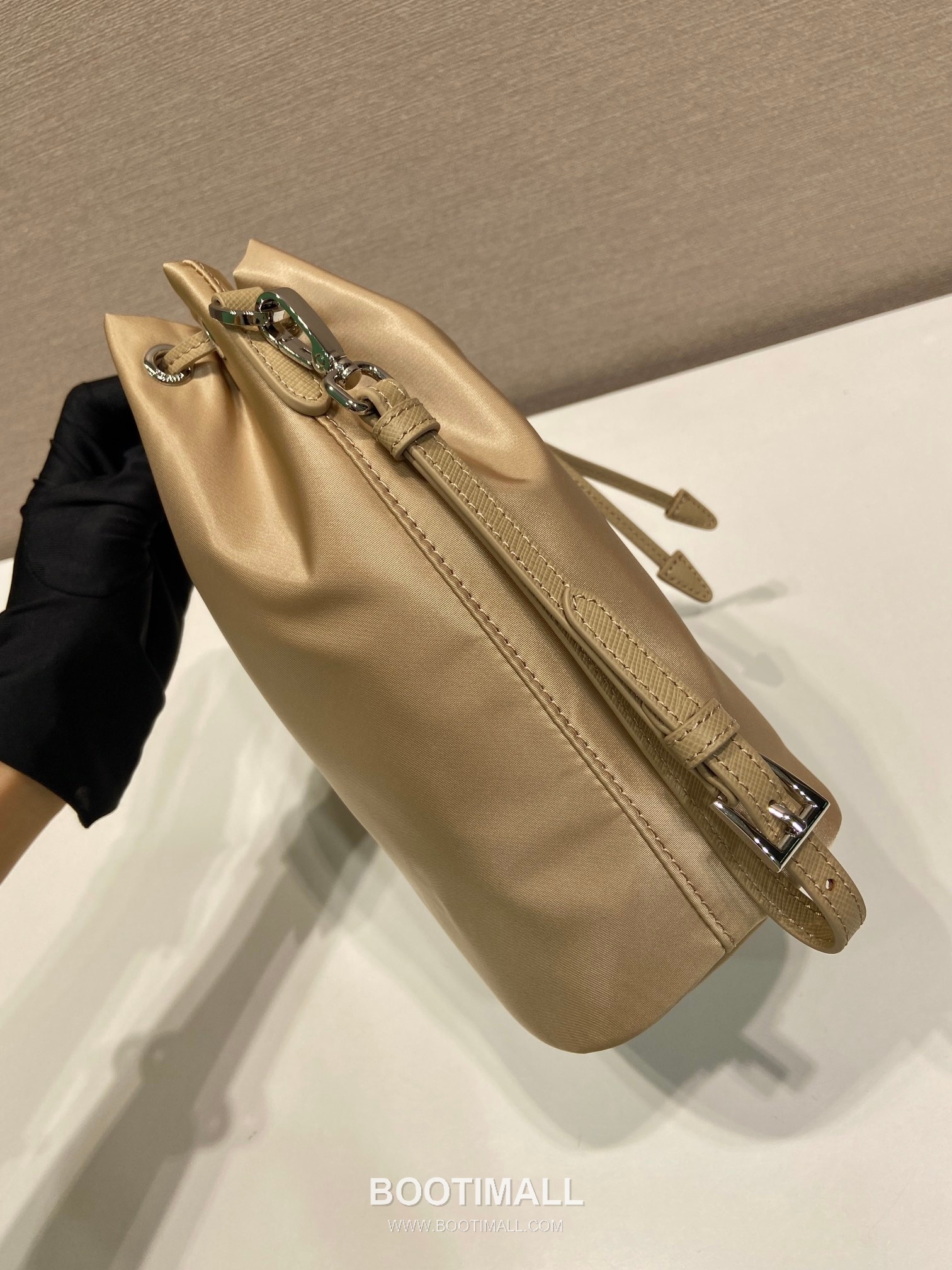 Prada Nylon Drawstring Clutch Bag with Detachable Wrist Strap and Triangle Logo Detail 프라다 나일론 드로스트링 손목스트랩 삼각로고 클러치 1N369 15.5cm 5