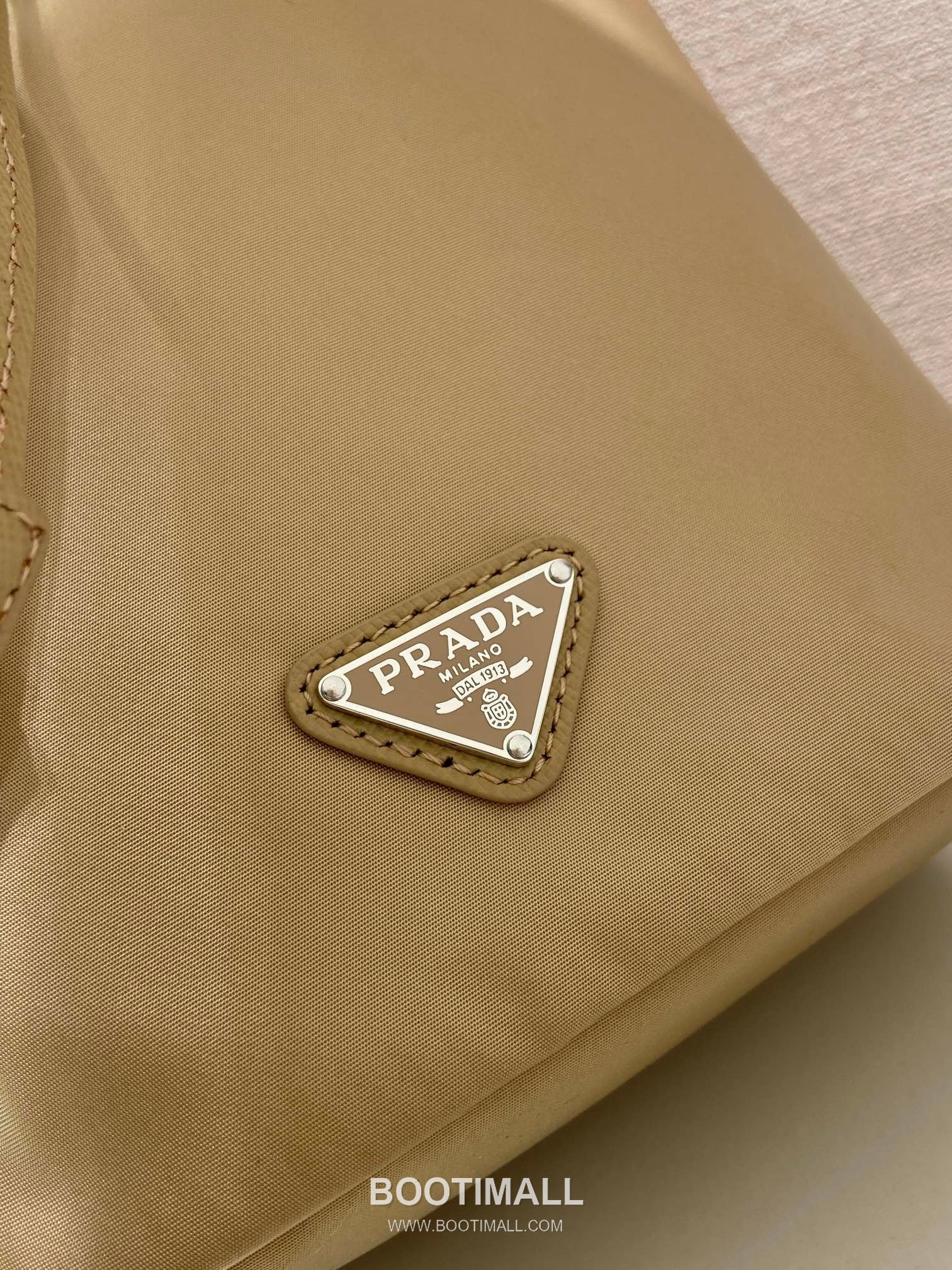 Prada Nylon Drawstring Clutch Bag with Detachable Wrist Strap and Triangle Logo Detail 프라다 나일론 드로스트링 손목스트랩 삼각로고 클러치 1N369 15.5cm 7