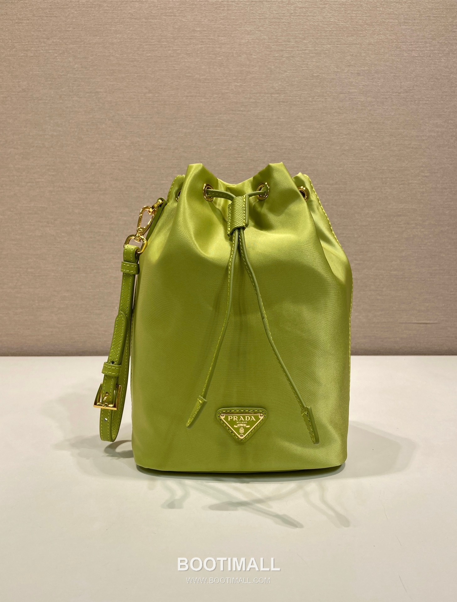 Prada Nylon Drawstring Clutch Bag with Detachable Wrist Strap and Triangle Logo Detail 프라다 나일론 드로스트링 손목스트랩 삼각로고 클러치 1N369 15.5cm 1