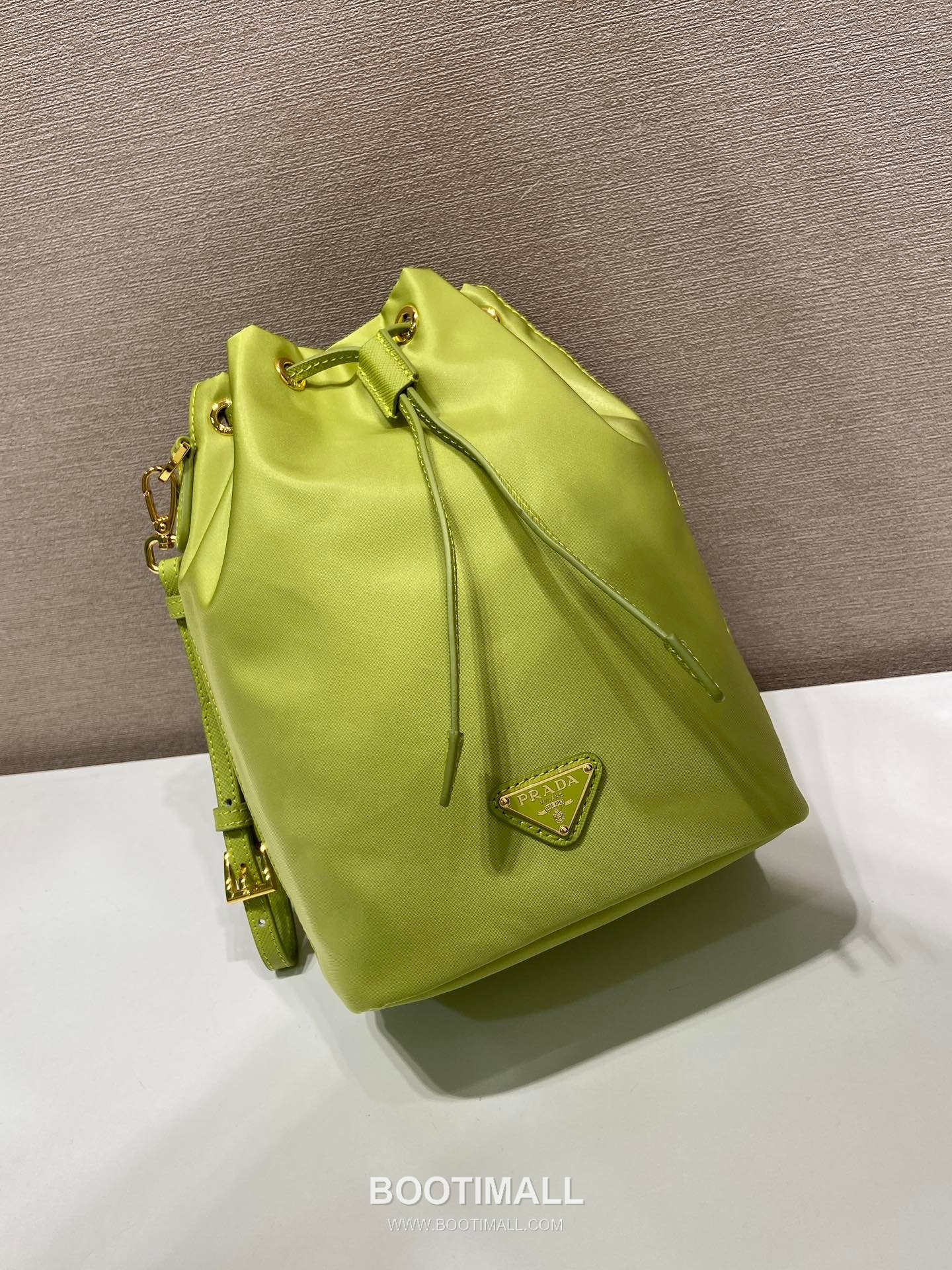 Prada Nylon Drawstring Clutch Bag with Detachable Wrist Strap and Triangle Logo Detail 프라다 나일론 드로스트링 손목스트랩 삼각로고 클러치 1N369 15.5cm 3