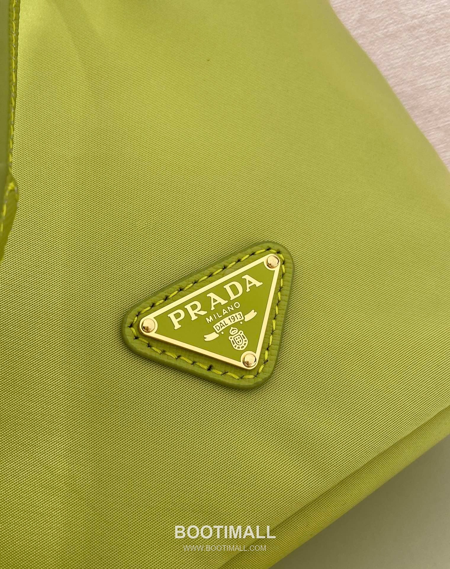 Prada Nylon Drawstring Clutch Bag with Detachable Wrist Strap and Triangle Logo Detail 프라다 나일론 드로스트링 손목스트랩 삼각로고 클러치 1N369 15.5cm 7