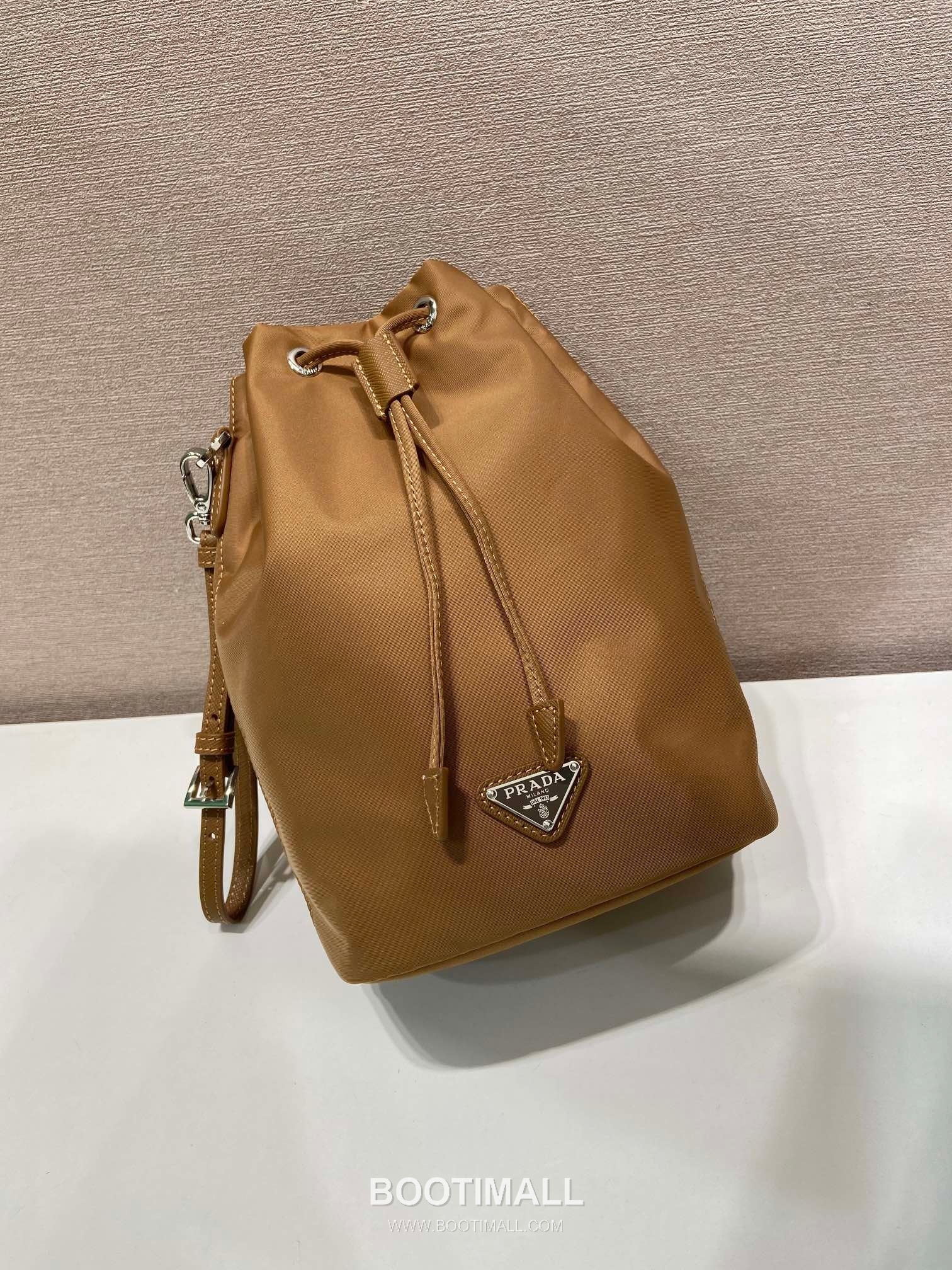 Prada Nylon Drawstring Clutch Bag with Detachable Wrist Strap and Triangle Logo Detail 프라다 나일론 드로스트링 손목스트랩 삼각로고 클러치 1N369 15.5cm 3
