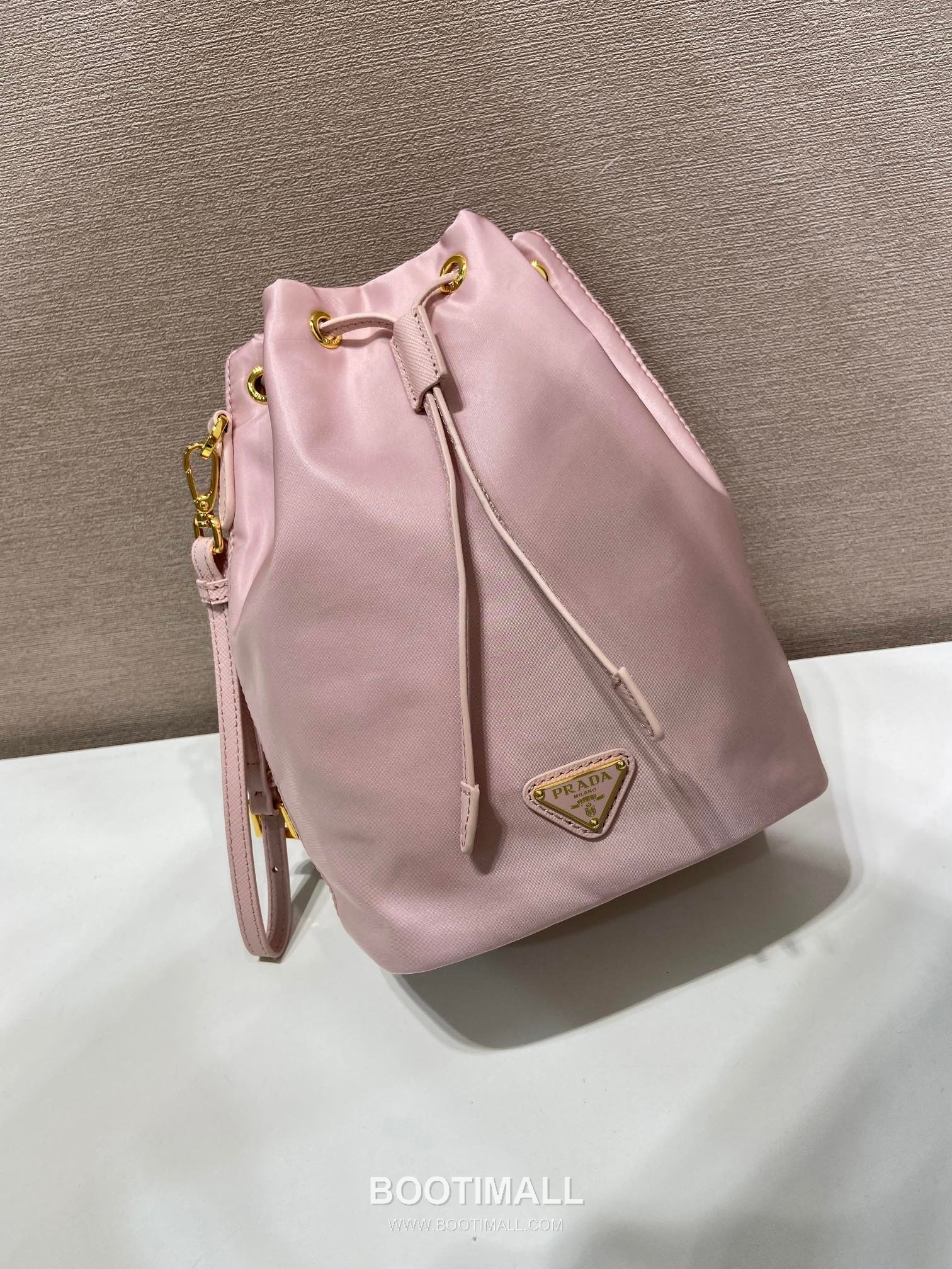 Prada Nylon Drawstring Clutch Bag with Detachable Wrist Strap and Triangle Logo Detail 프라다 나일론 드로스트링 손목스트랩 삼각로고 클러치 1N369 15.5cm 3