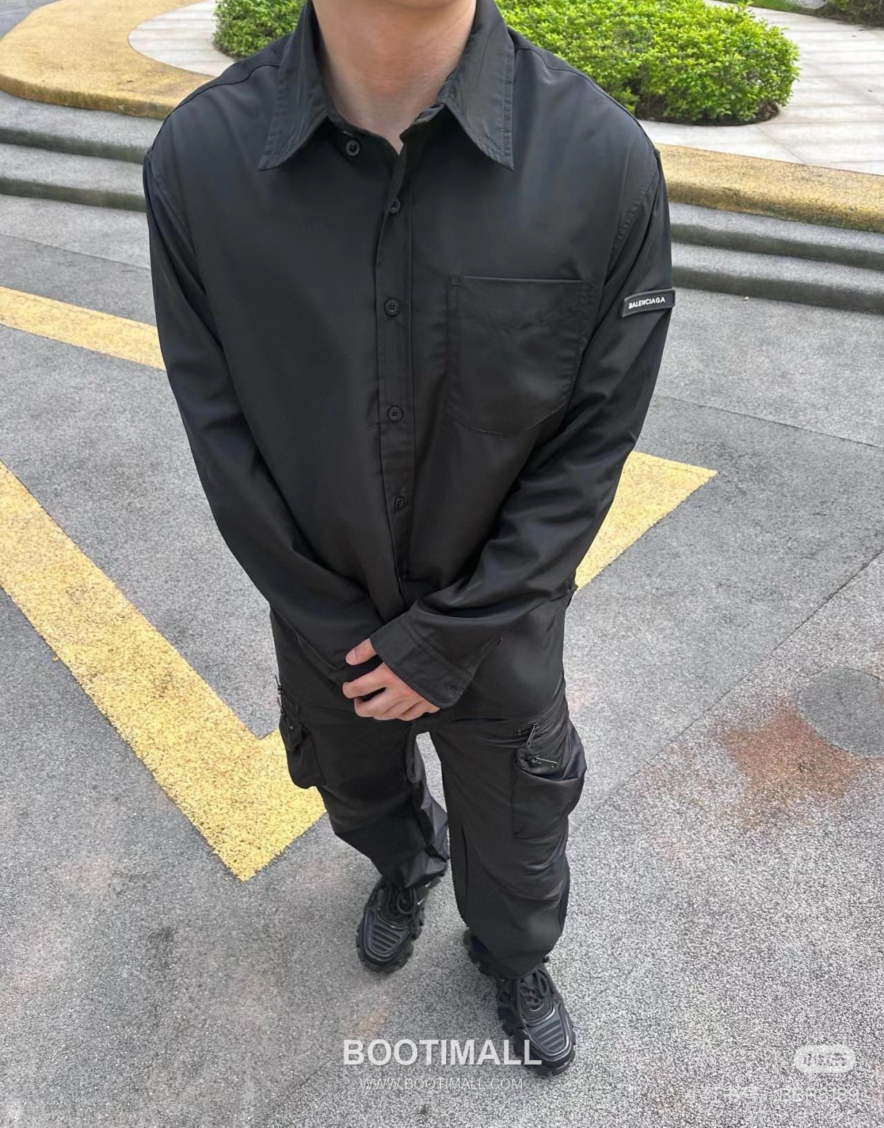 Balenciaga 2024 S/S Cotton Long Sleeve Shirt with Silicone Sleeve Logo 발렌시아가 2024SS 코튼 화이트 셔츠 실리콘 슬리브 로고 디테일 1