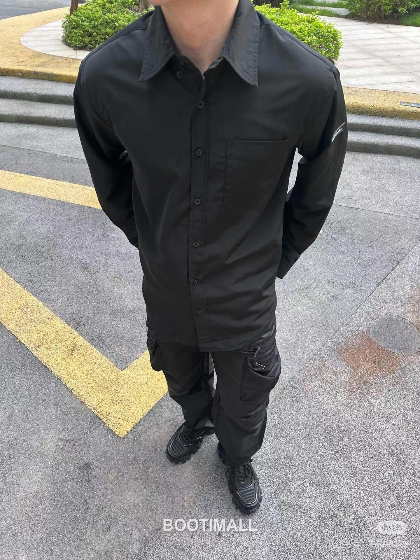 Balenciaga 2024 S/S Cotton Long Sleeve Shirt with Silicone Sleeve Logo 발렌시아가 2024SS 코튼 화이트 셔츠 실리콘 슬리브 로고 디테일 2