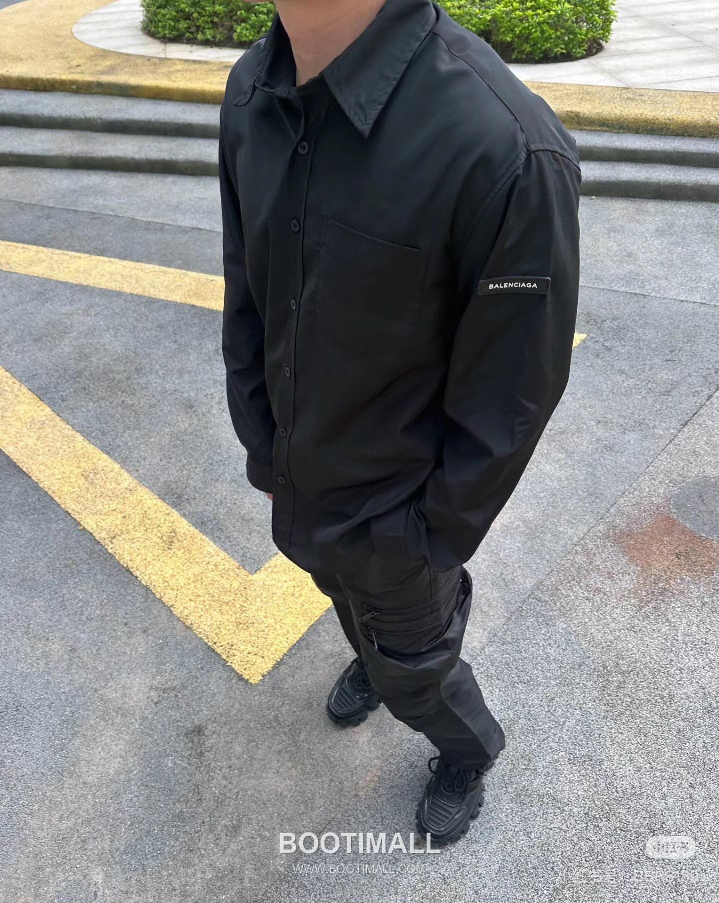 Balenciaga 2024 S/S Cotton Long Sleeve Shirt with Silicone Sleeve Logo 발렌시아가 2024SS 코튼 화이트 셔츠 실리콘 슬리브 로고 디테일 3