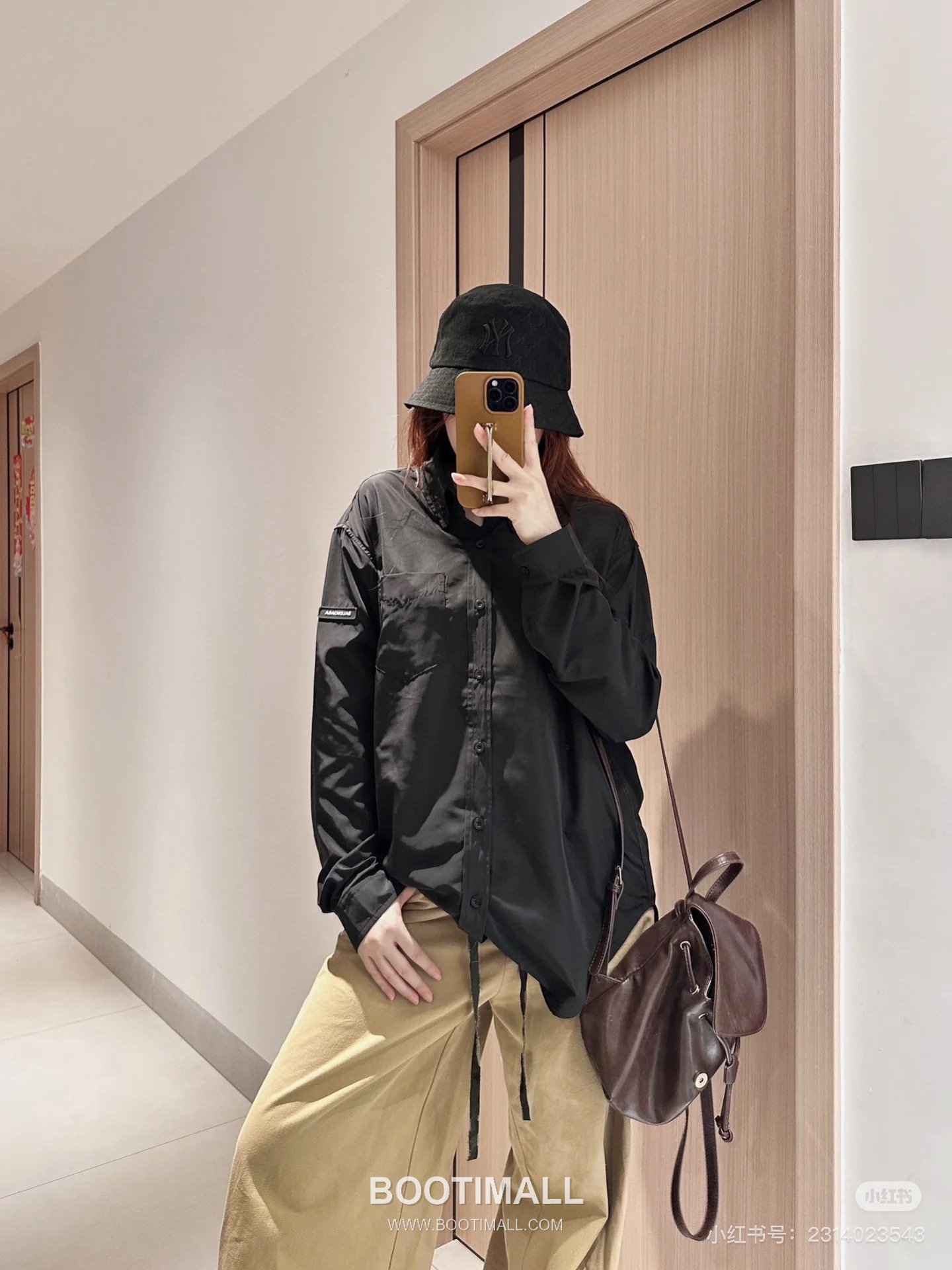 Balenciaga 2024 S/S Cotton Long Sleeve Shirt with Silicone Sleeve Logo 발렌시아가 2024SS 코튼 화이트 셔츠 실리콘 슬리브 로고 디테일 4