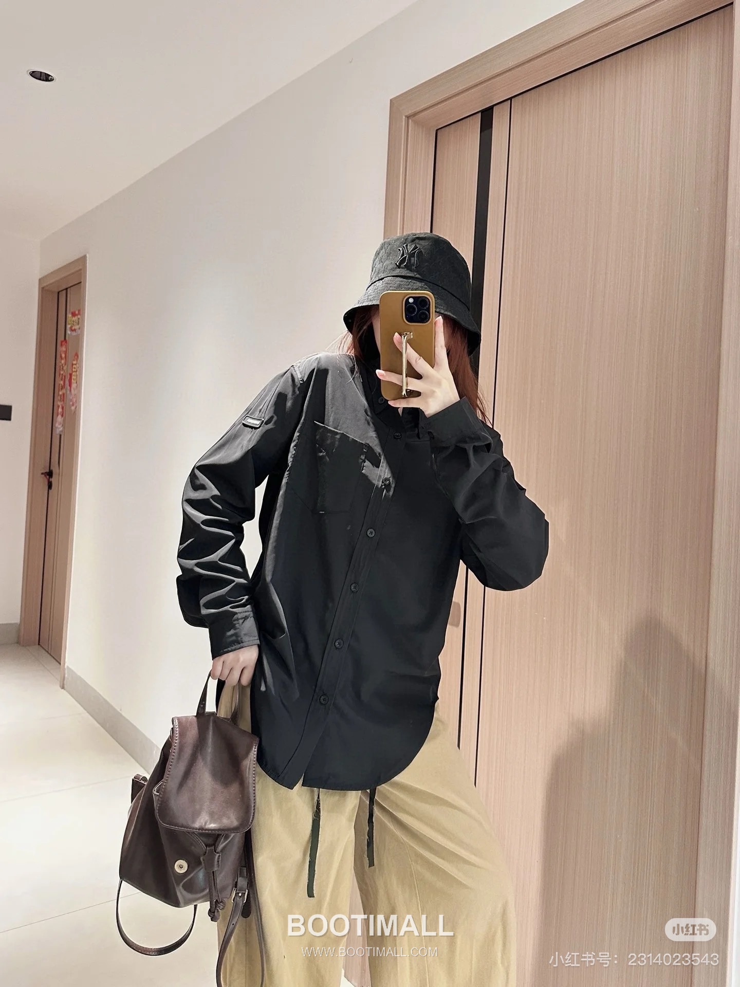 Balenciaga 2024 S/S Cotton Long Sleeve Shirt with Silicone Sleeve Logo 발렌시아가 2024SS 코튼 화이트 셔츠 실리콘 슬리브 로고 디테일 5