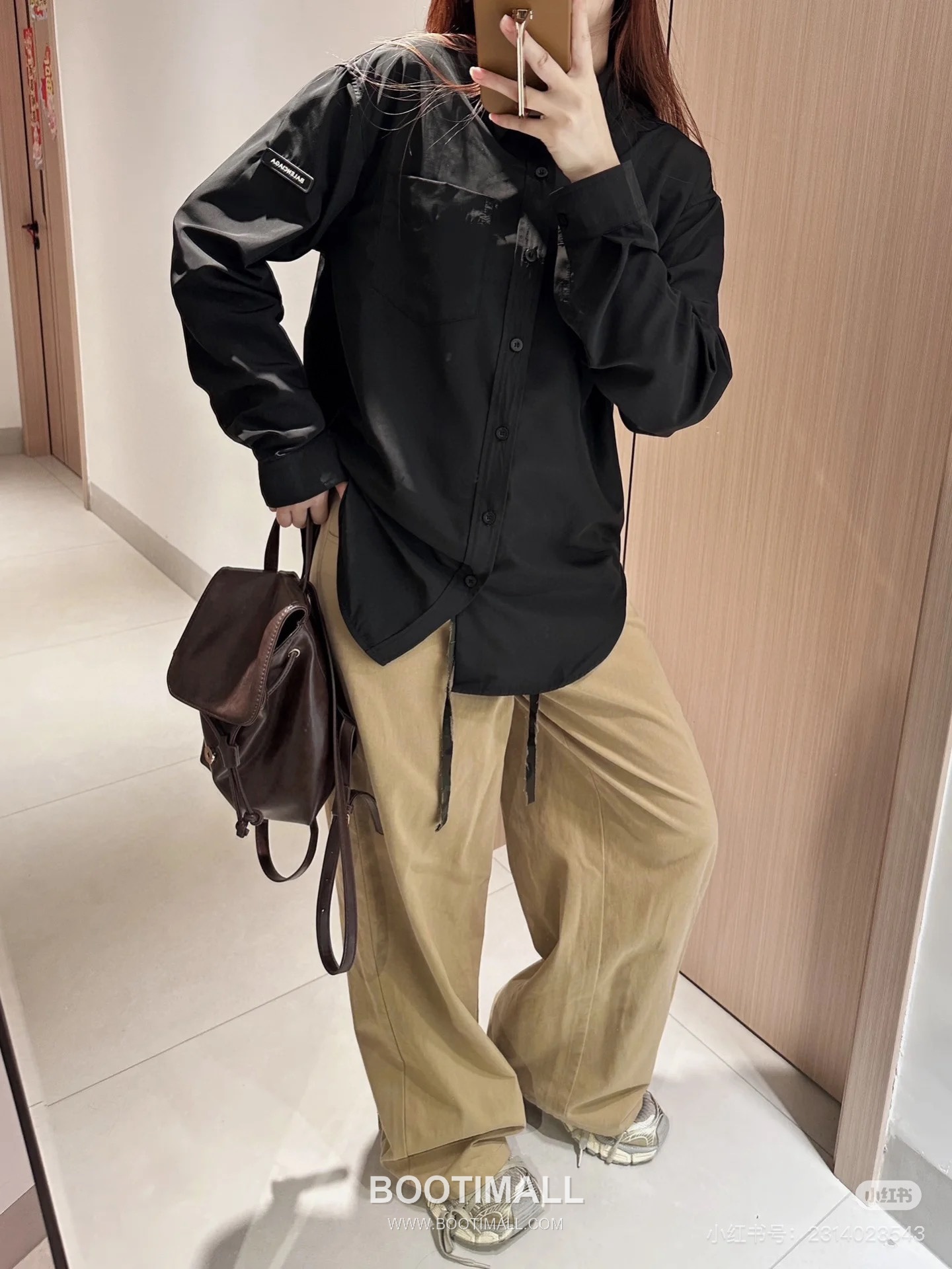 Balenciaga 2024 S/S Cotton Long Sleeve Shirt with Silicone Sleeve Logo 발렌시아가 2024SS 코튼 화이트 셔츠 실리콘 슬리브 로고 디테일 6