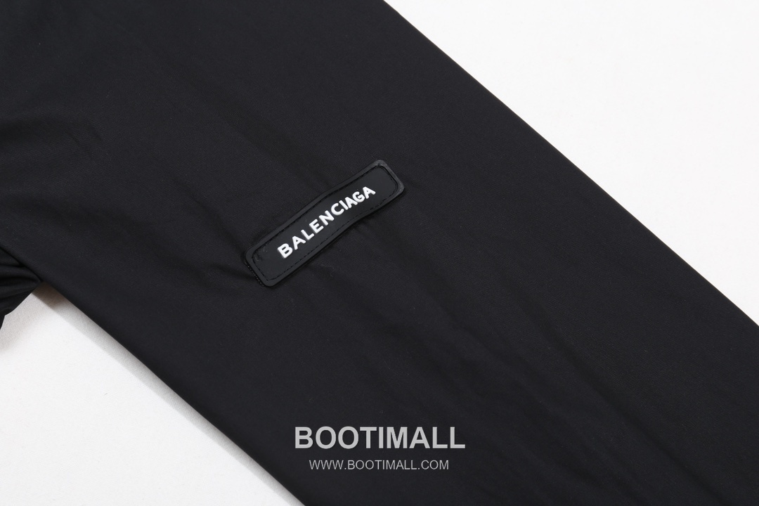 Balenciaga 2024 S/S Cotton Long Sleeve Shirt with Silicone Sleeve Logo 발렌시아가 2024SS 코튼 화이트 셔츠 실리콘 슬리브 로고 디테일 13