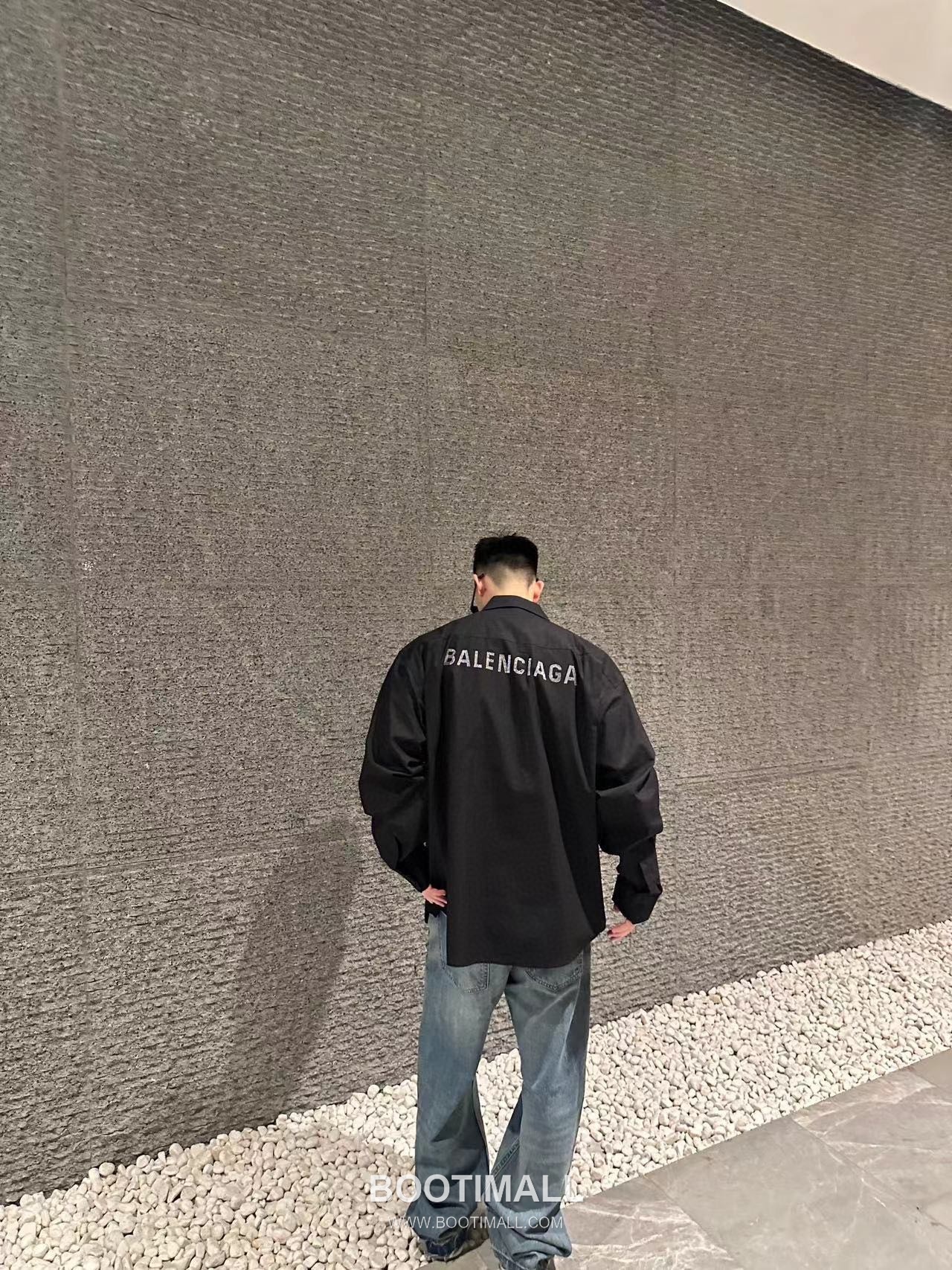 Balenciaga 2024 S/S Cotton Long Sleeve Shirt Jacket with Rhinestone Logo 발렌시아가 2024SS 코튼 블랙 셔츠 재킷 라인스톤 로고 2