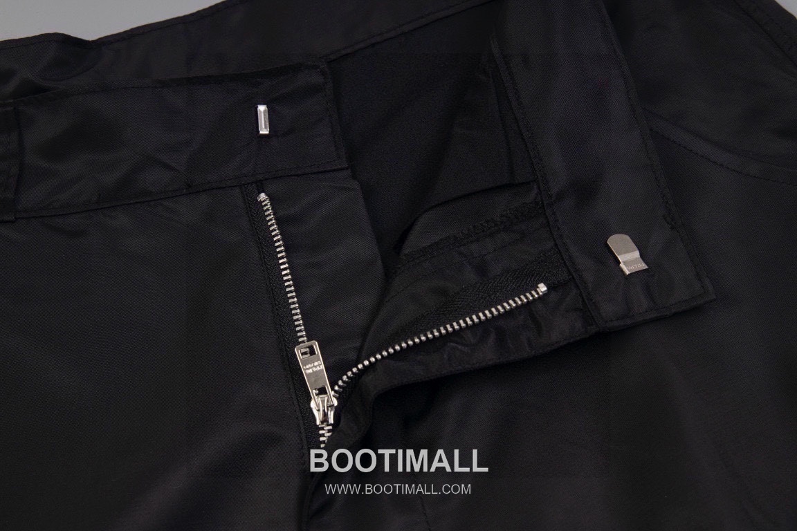 Prada 2025 S/S Cotton Cargo Shorts with Multi Zip Pocket Detail 프라다 2025SS 코튼 블랙 쇼츠 멀티 지퍼 카고 포켓 5