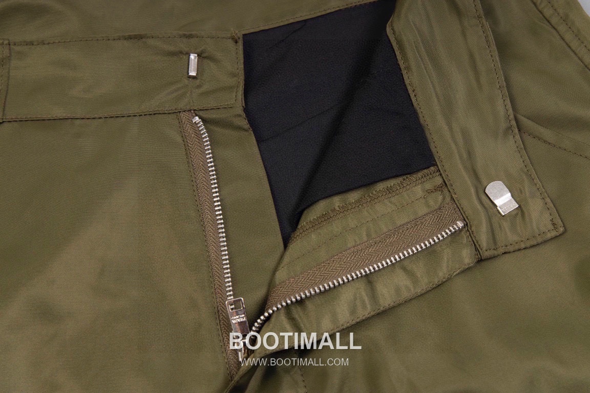 Prada 2025 S/S Cotton Cargo Shorts with Multi Zip Pocket Detail 프라다 2025SS 코튼 블랙 쇼츠 멀티 지퍼 카고 포켓 5