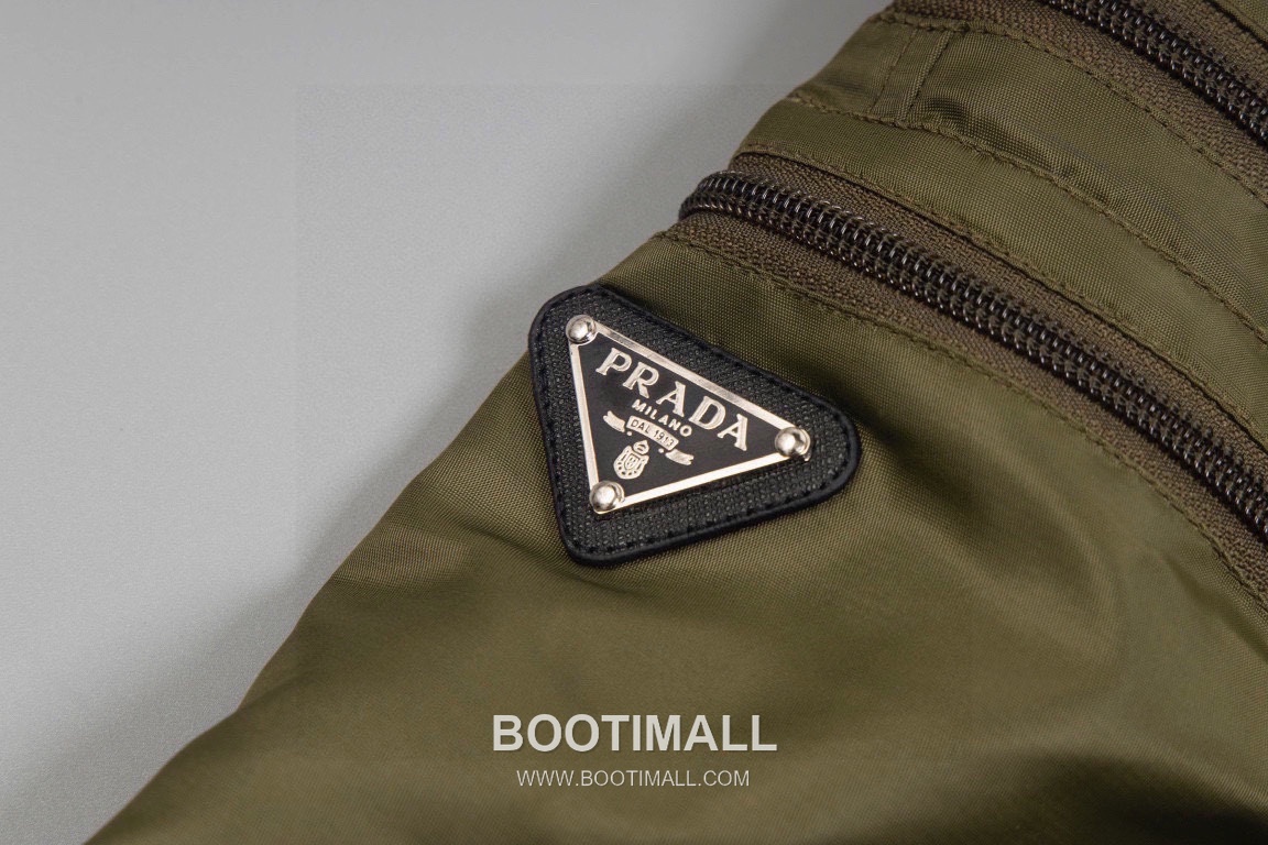 Prada 2025 S/S Cotton Cargo Shorts with Multi Zip Pocket Detail 프라다 2025SS 코튼 블랙 쇼츠 멀티 지퍼 카고 포켓 8