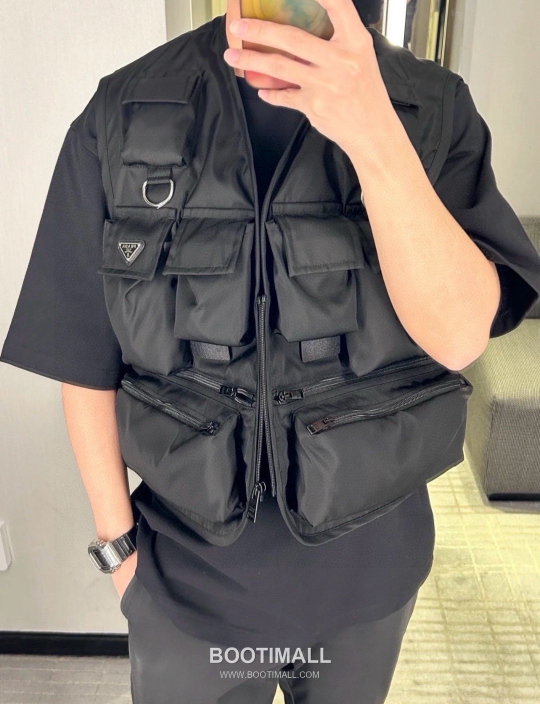 Prada 2025 F/W Nylon Utility Vest with Triangle Logo Multi Pocket 프라다 2025FW 나일론 블랙 베스트 삼각 로고 멀티 포켓 1