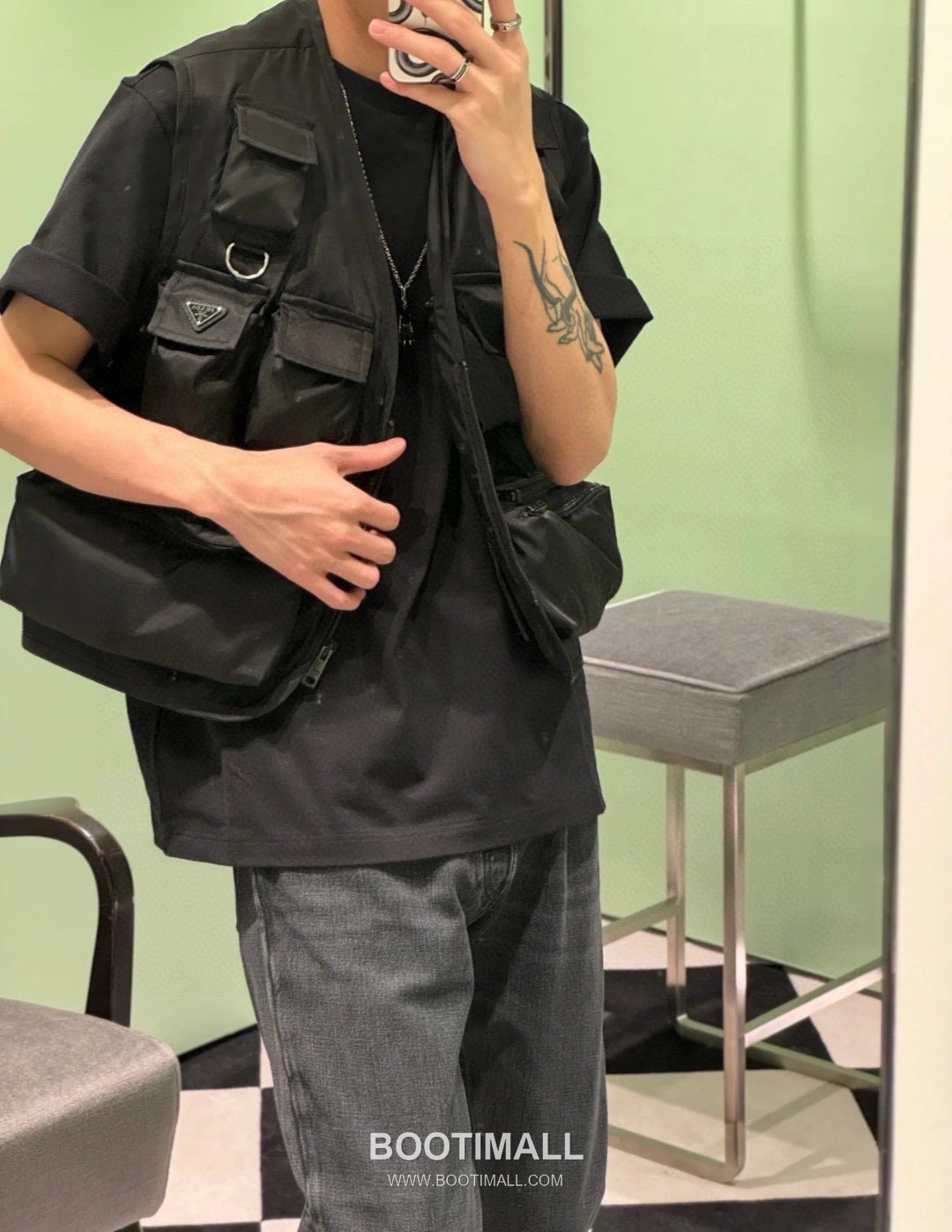 Prada 2025 F/W Nylon Utility Vest with Triangle Logo Multi Pocket 프라다 2025FW 나일론 블랙 베스트 삼각 로고 멀티 포켓 3