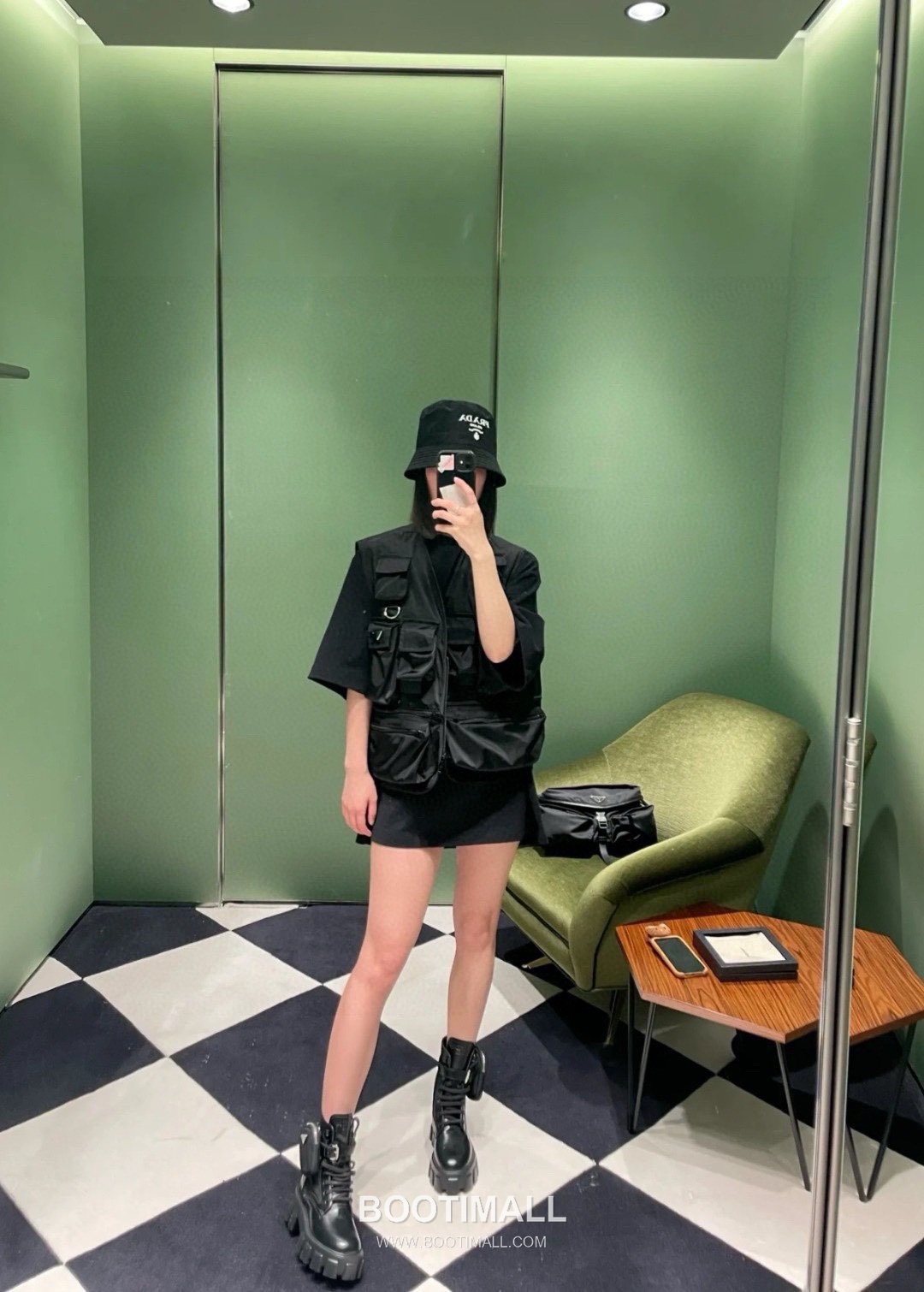 Prada 2025 F/W Nylon Utility Vest with Triangle Logo Multi Pocket 프라다 2025FW 나일론 블랙 베스트 삼각 로고 멀티 포켓 5