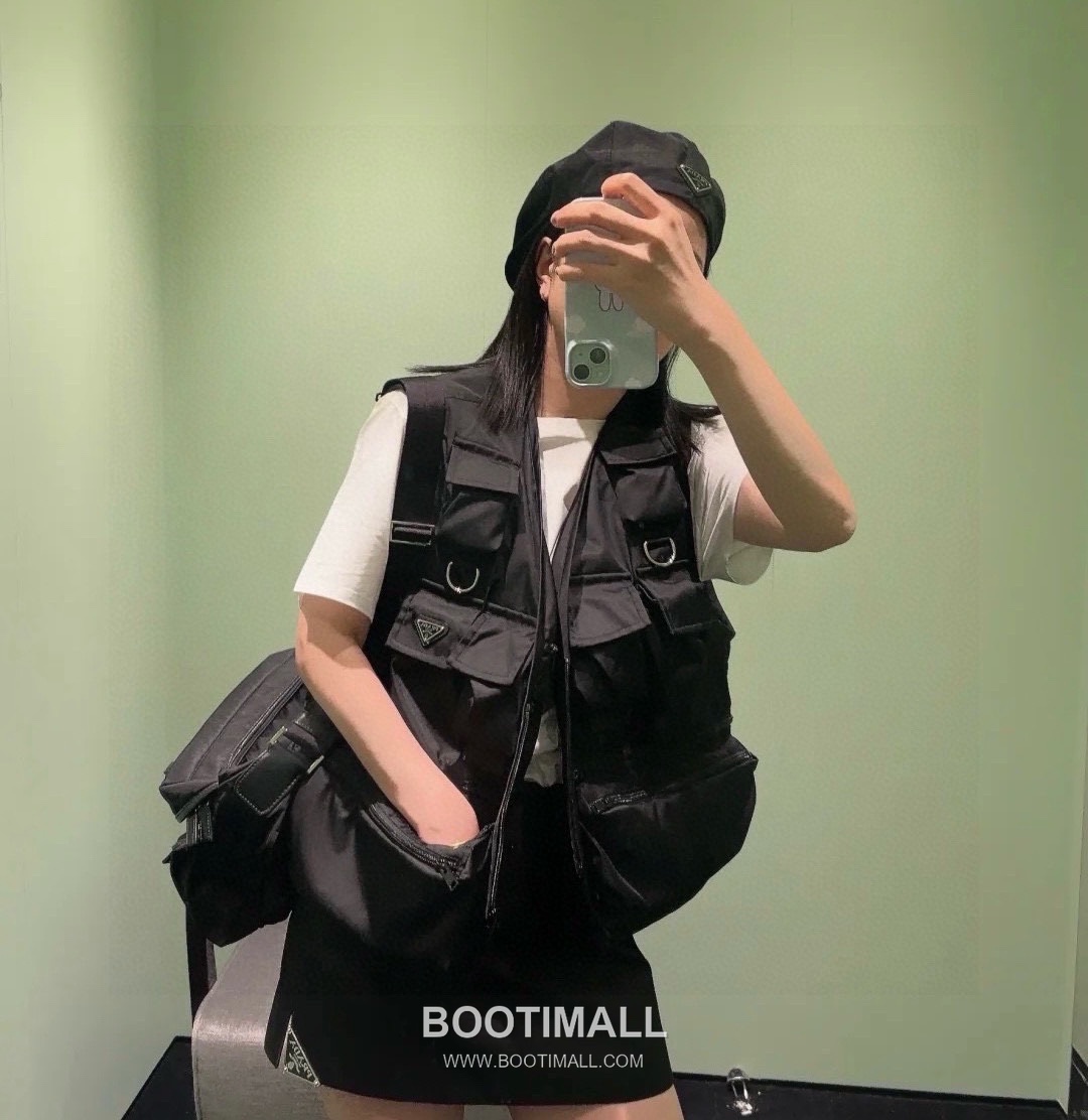Prada 2025 F/W Nylon Utility Vest with Triangle Logo Multi Pocket 프라다 2025FW 나일론 블랙 베스트 삼각 로고 멀티 포켓 6