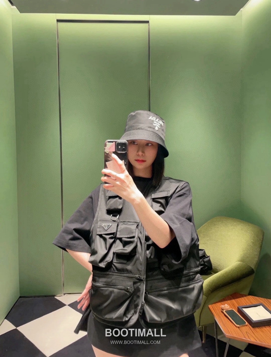 Prada 2025 F/W Nylon Utility Vest with Triangle Logo Multi Pocket 프라다 2025FW 나일론 블랙 베스트 삼각 로고 멀티 포켓 8