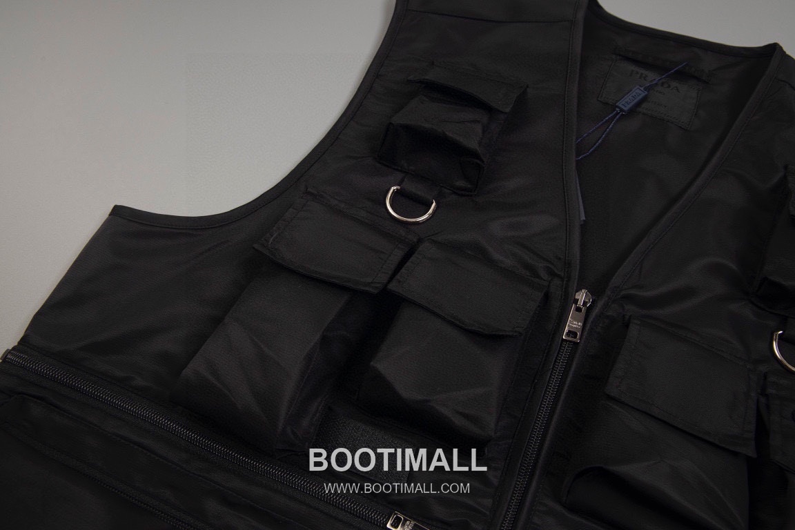 Prada 2025 F/W Nylon Utility Vest with Triangle Logo Multi Pocket 프라다 2025FW 나일론 블랙 베스트 삼각 로고 멀티 포켓 13