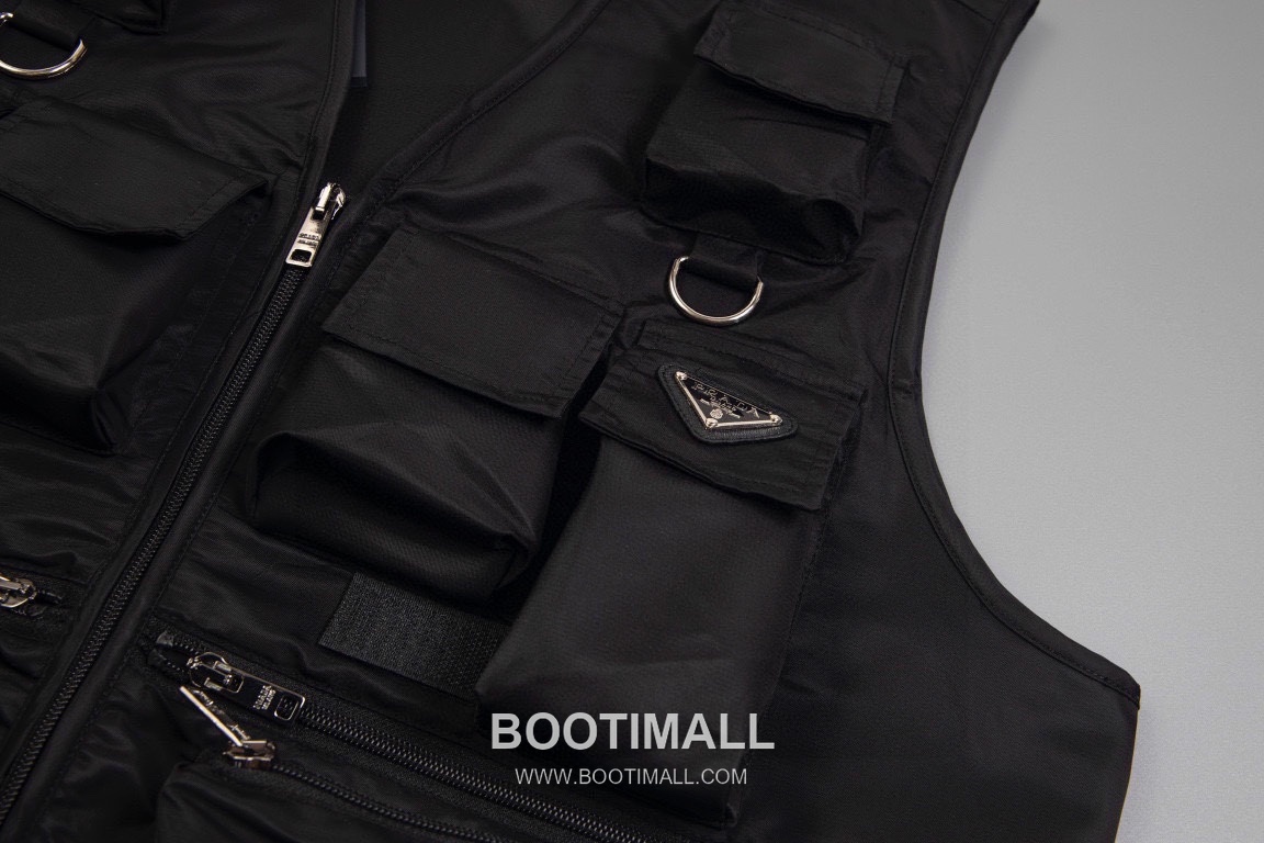 Prada 2025 F/W Nylon Utility Vest with Triangle Logo Multi Pocket 프라다 2025FW 나일론 블랙 베스트 삼각 로고 멀티 포켓 14