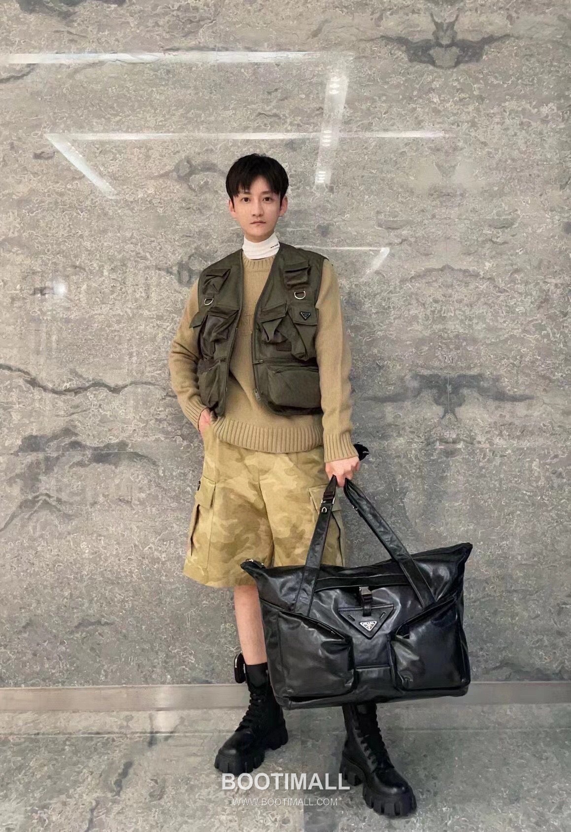 Prada 2025 F/W Nylon Utility Vest with Triangle Logo Multi Pocket 프라다 2025FW 나일론 블랙 베스트 삼각 로고 멀티 포켓 1