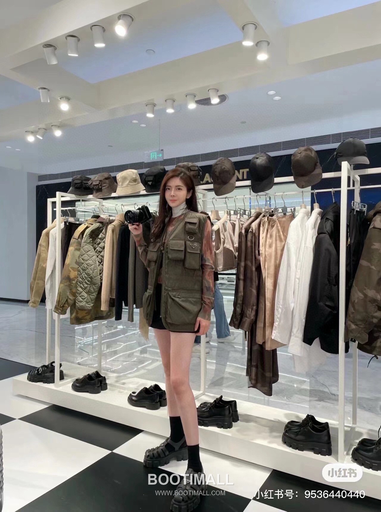 Prada 2025 F/W Nylon Utility Vest with Triangle Logo Multi Pocket 프라다 2025FW 나일론 블랙 베스트 삼각 로고 멀티 포켓 3