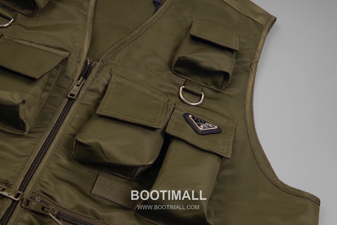 Prada 2025 F/W Nylon Utility Vest with Triangle Logo Multi Pocket 프라다 2025FW 나일론 블랙 베스트 삼각 로고 멀티 포켓 9