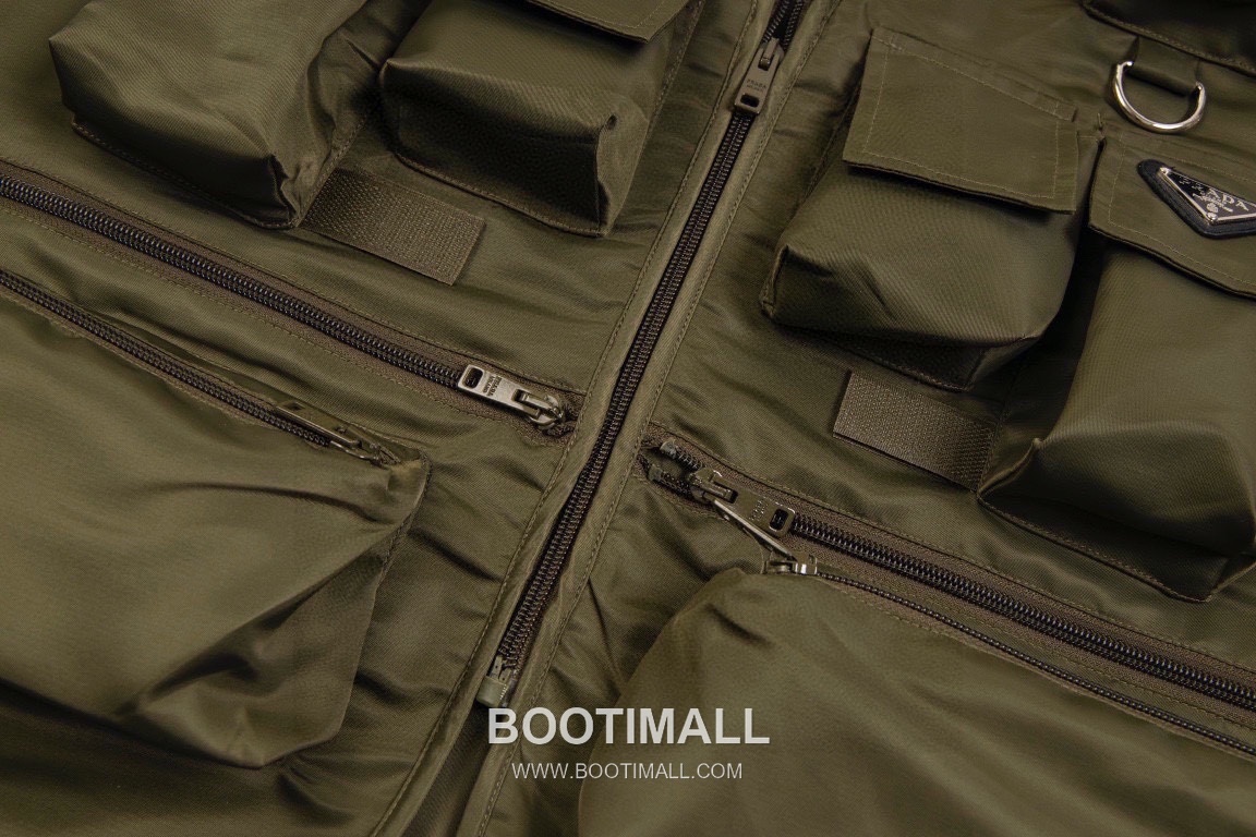 Prada 2025 F/W Nylon Utility Vest with Triangle Logo Multi Pocket 프라다 2025FW 나일론 블랙 베스트 삼각 로고 멀티 포켓 10