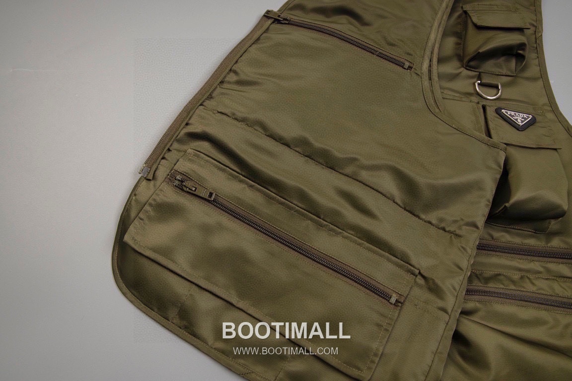 Prada 2025 F/W Nylon Utility Vest with Triangle Logo Multi Pocket 프라다 2025FW 나일론 블랙 베스트 삼각 로고 멀티 포켓 12